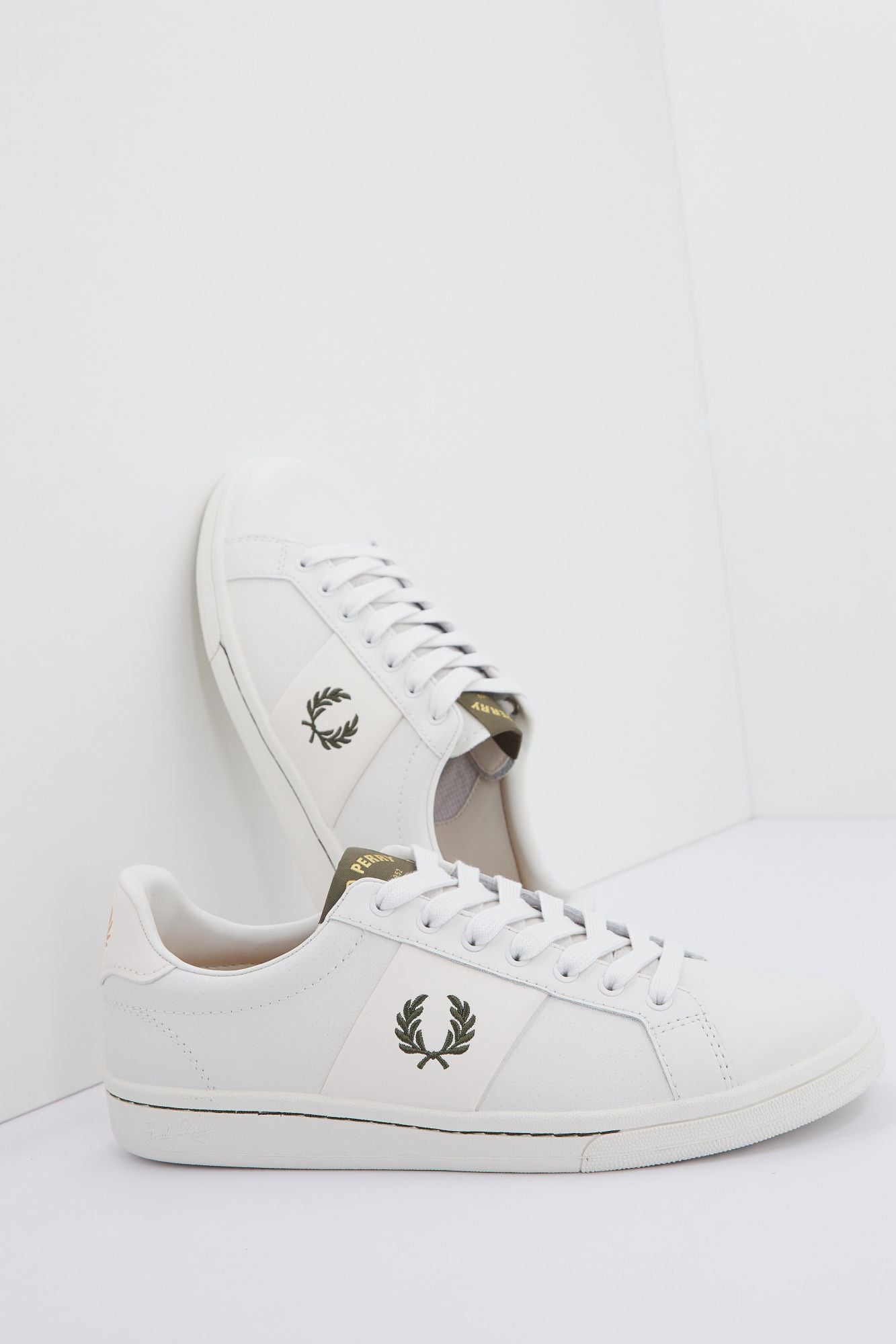 FRED PERRY PERF LEATHER en color BEIS (2)