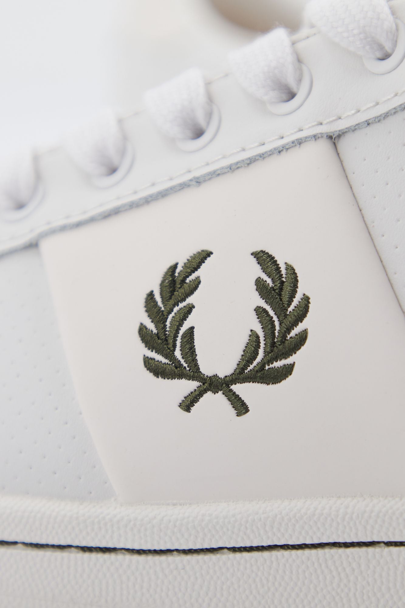 FRED PERRY PERF LEATHER en color BEIS (4)