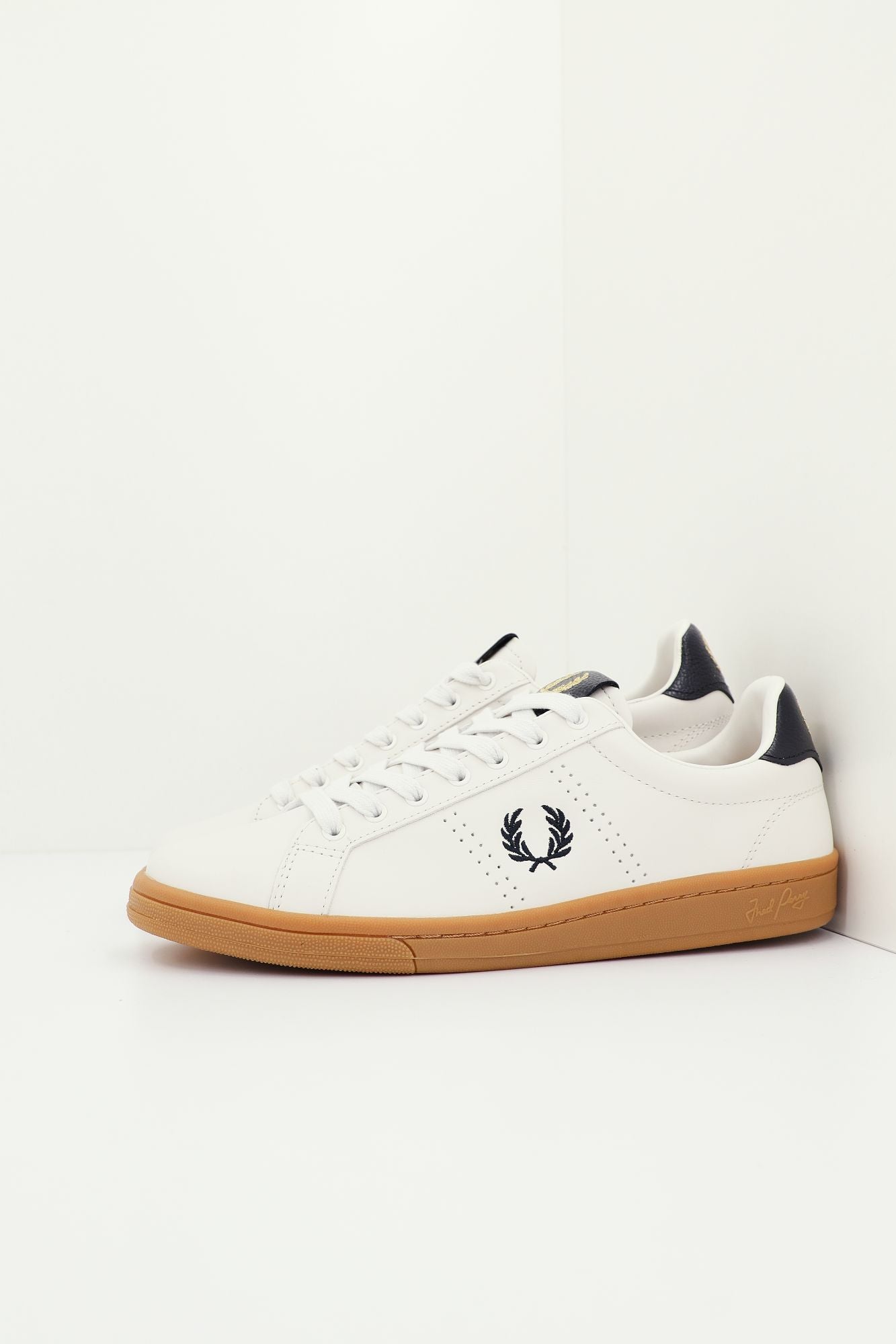 FRED PERRY LEATHER TAB en color BLANCO (1)