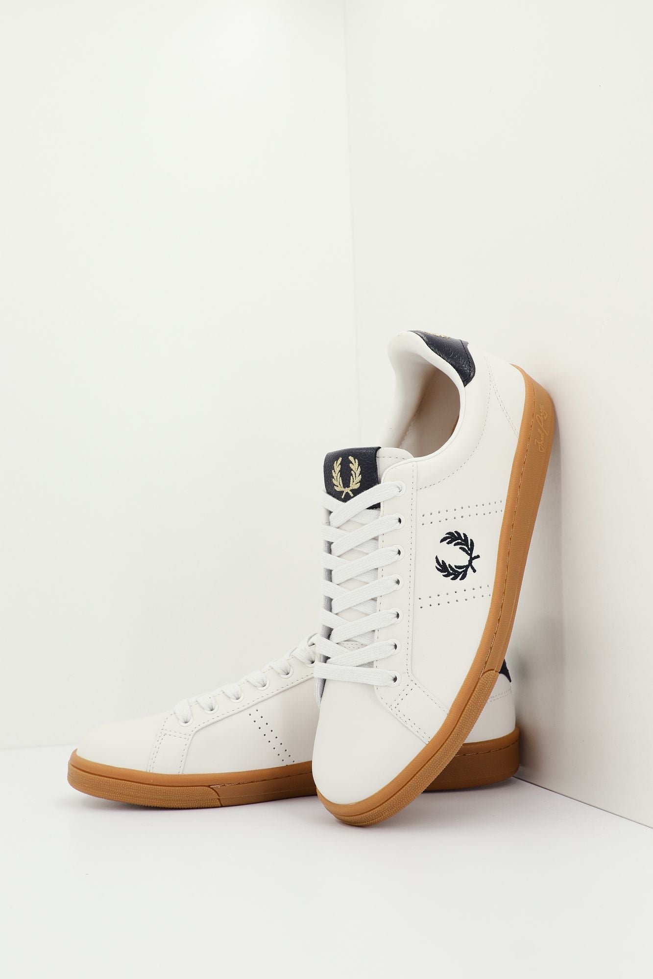FRED PERRY LEATHER TAB en color BLANCO (2)