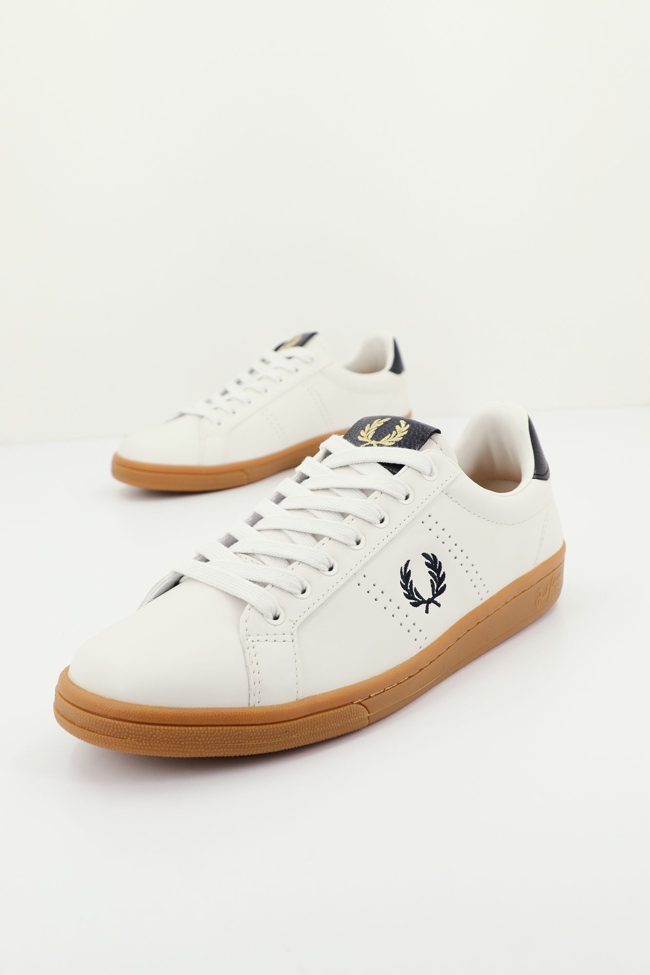FRED PERRY LEATHER TAB en color BLANCO (3)
