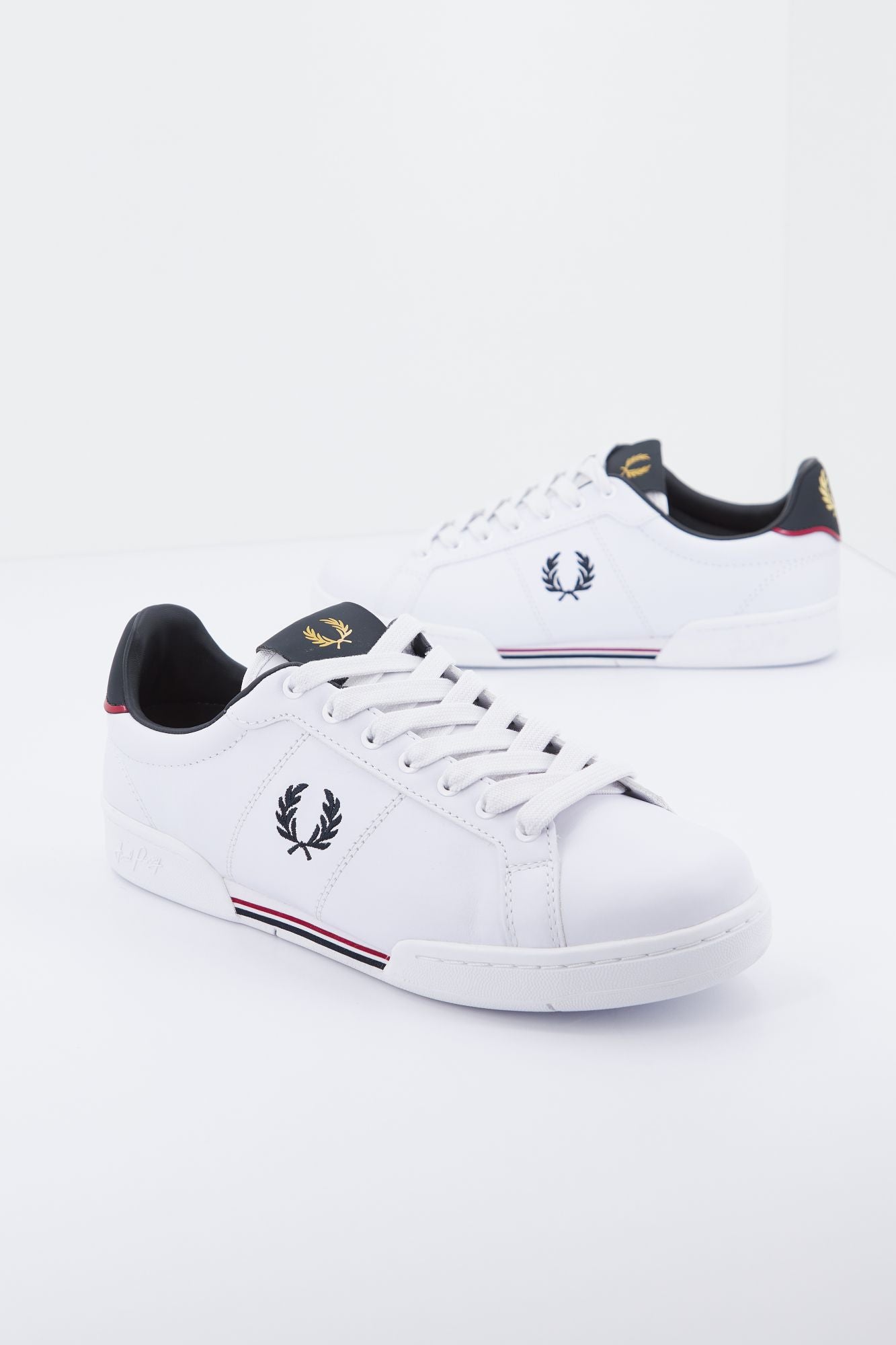 FRED PERRY  LEATHER en color BLANCO (1)