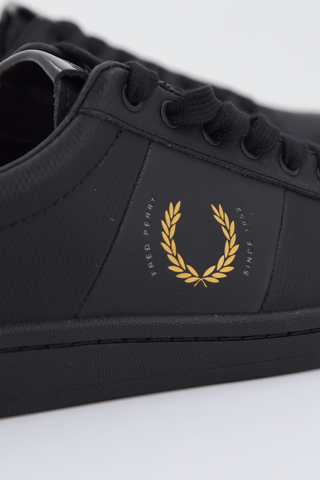 FRED PERRY B2341 en color NEGRO (3)