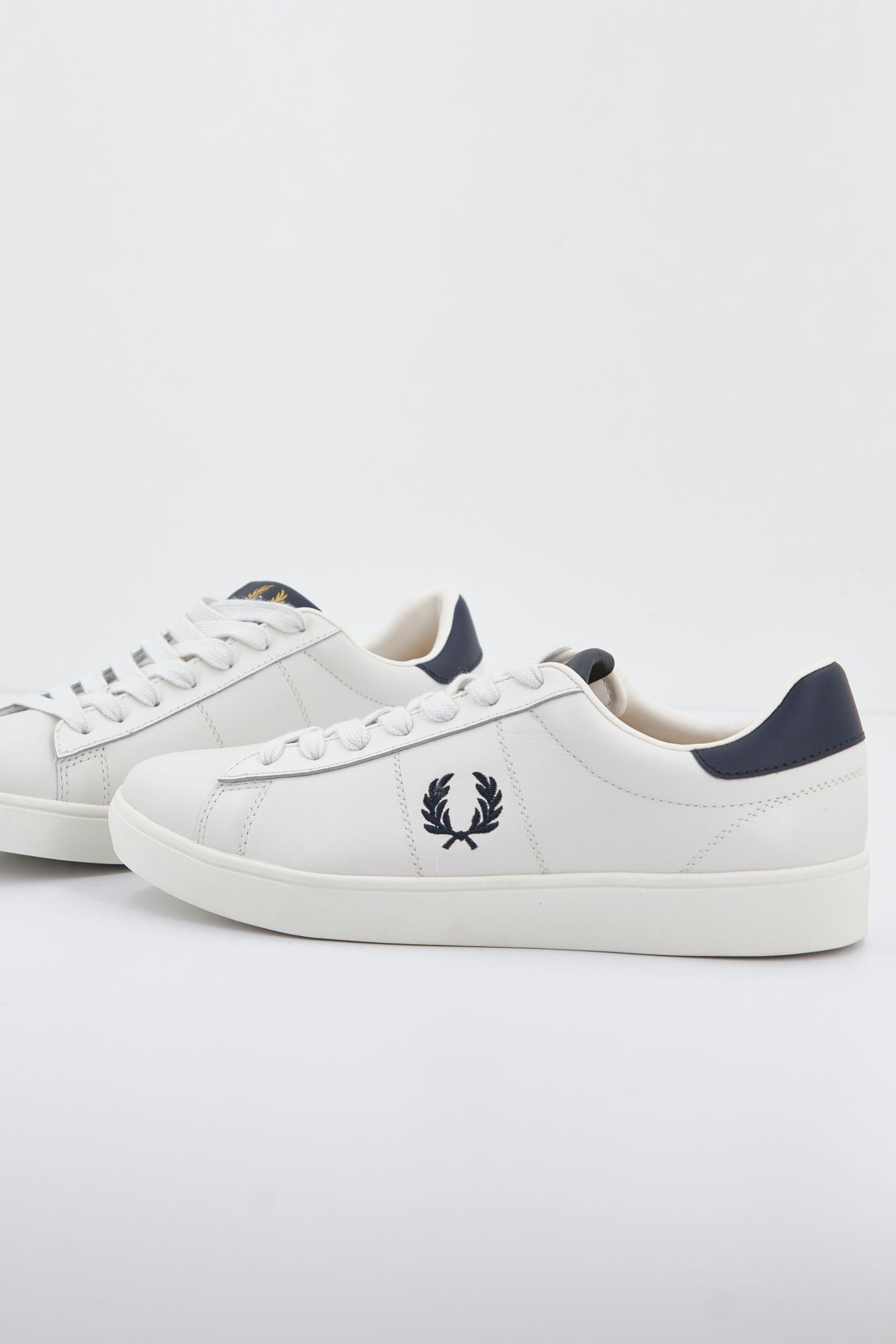 FRED PERRY SPENCER LEATHER en color BLANCO (1)