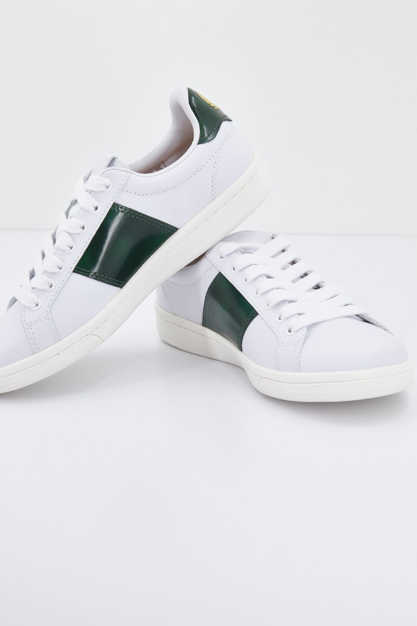 FRED PERRY  B721 LEATHER en color BLANCO (3)