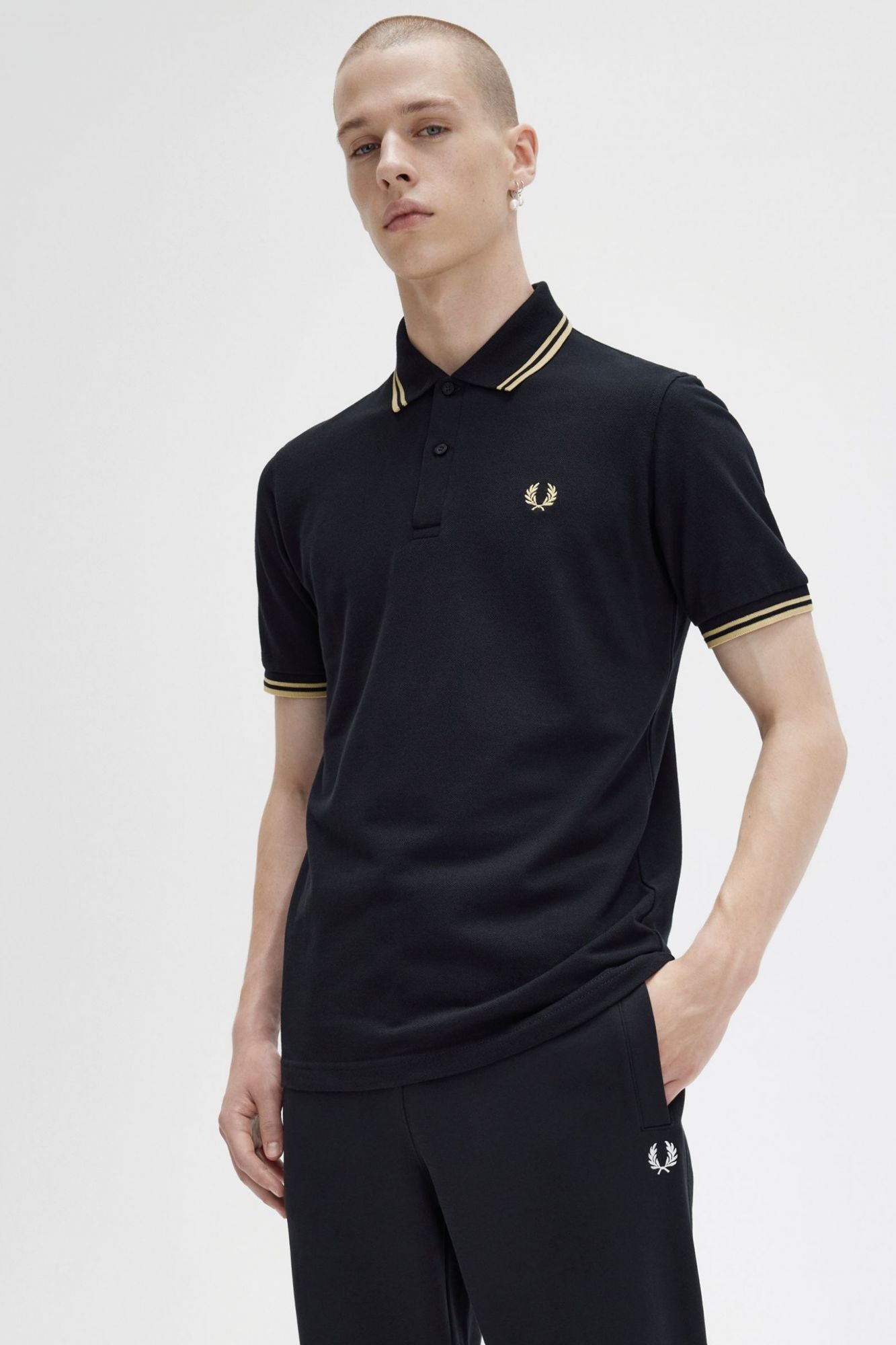 FRED PERRY TWIN TIPPED en color NEGRO (3)