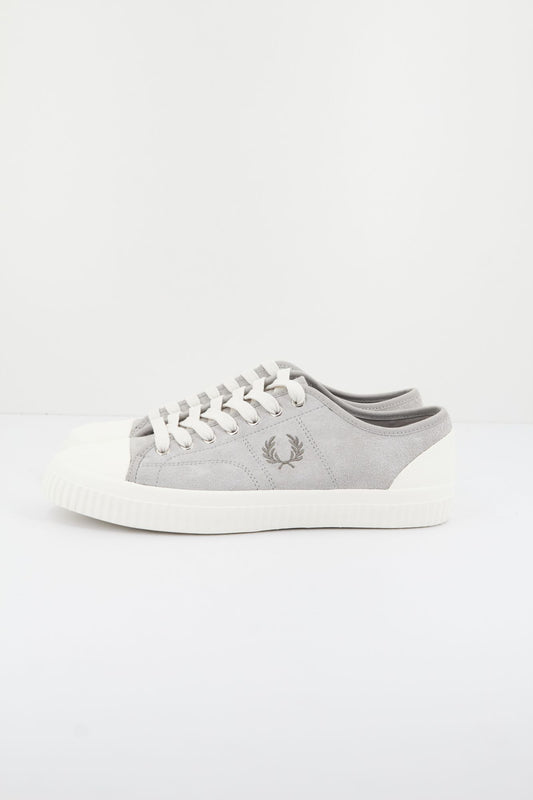 FRED PERRY HUGHES LOW TEXTURED SUEDE en color GRIS (1)