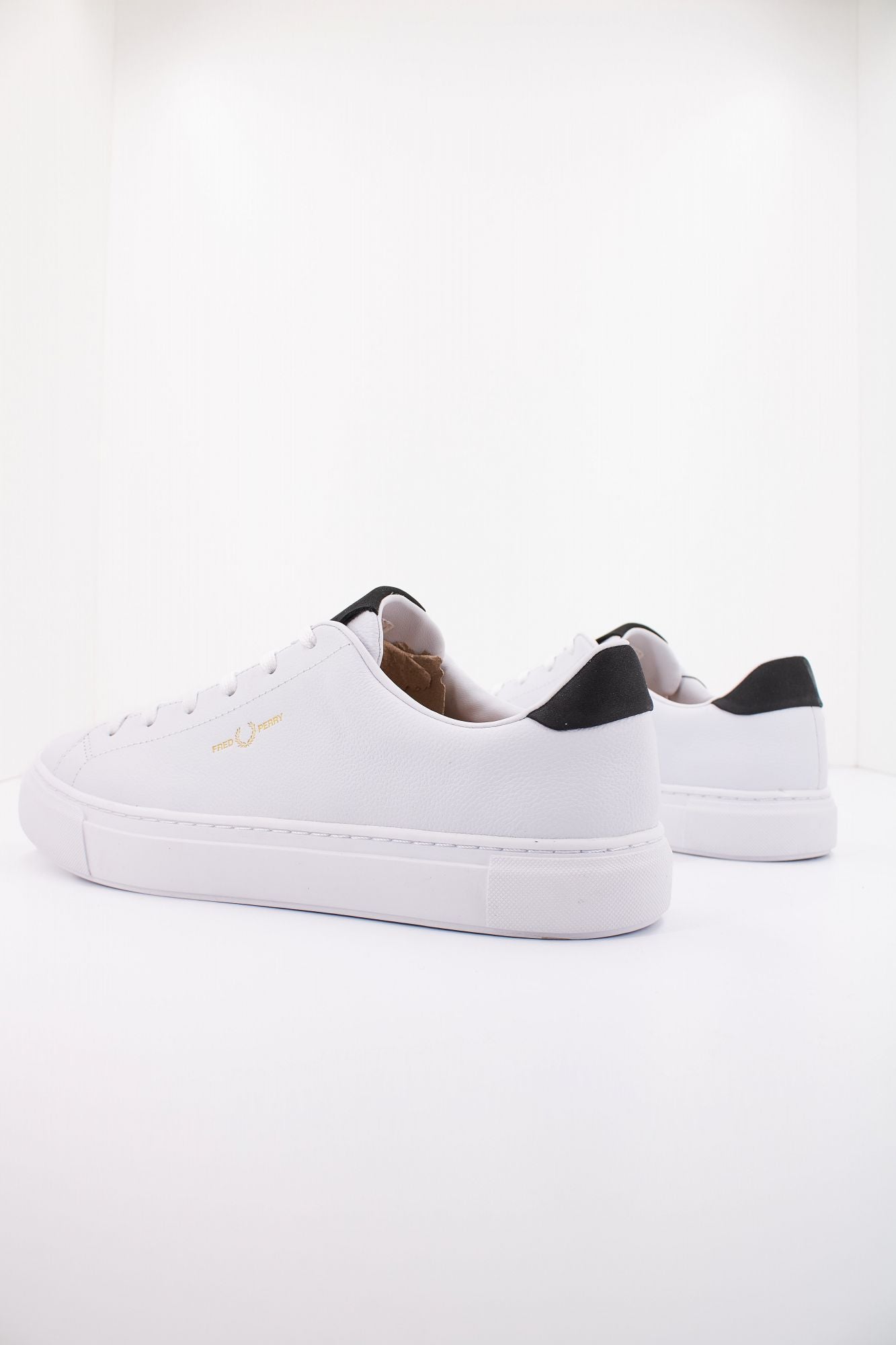 FRED PERRY B71 TUMBLED LEATHER en color BLANCO (3)