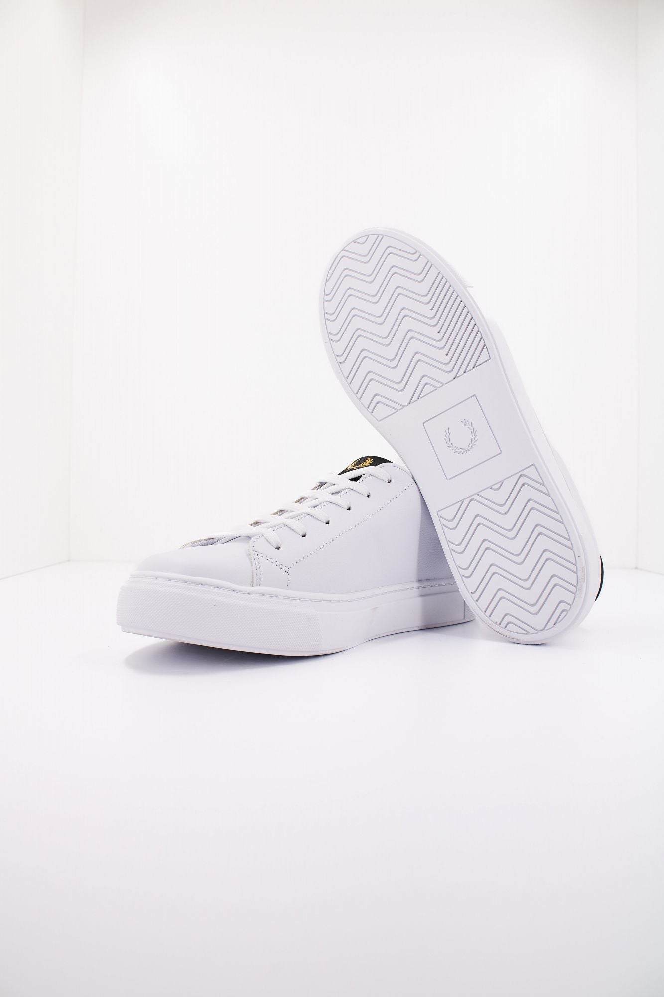 FRED PERRY B71 TUMBLED LEATHER en color BLANCO (4)