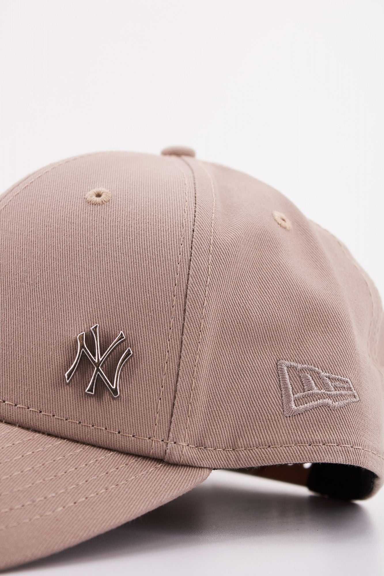 NEW ERA FLAWLESS 9FORTY NEYYAN en color MARRON (4)