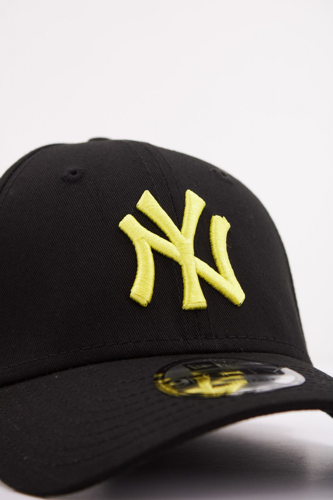 NEW ERA LEAGUE ESSENTIAL 9FORTY en color NEGRO (4)