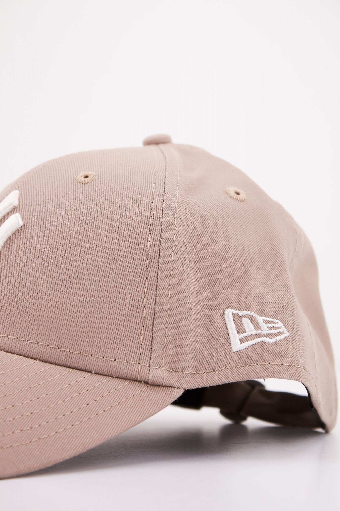 NEW ERA LEAGUE ESSENTIAL 9FORTY en color MARRON (4)