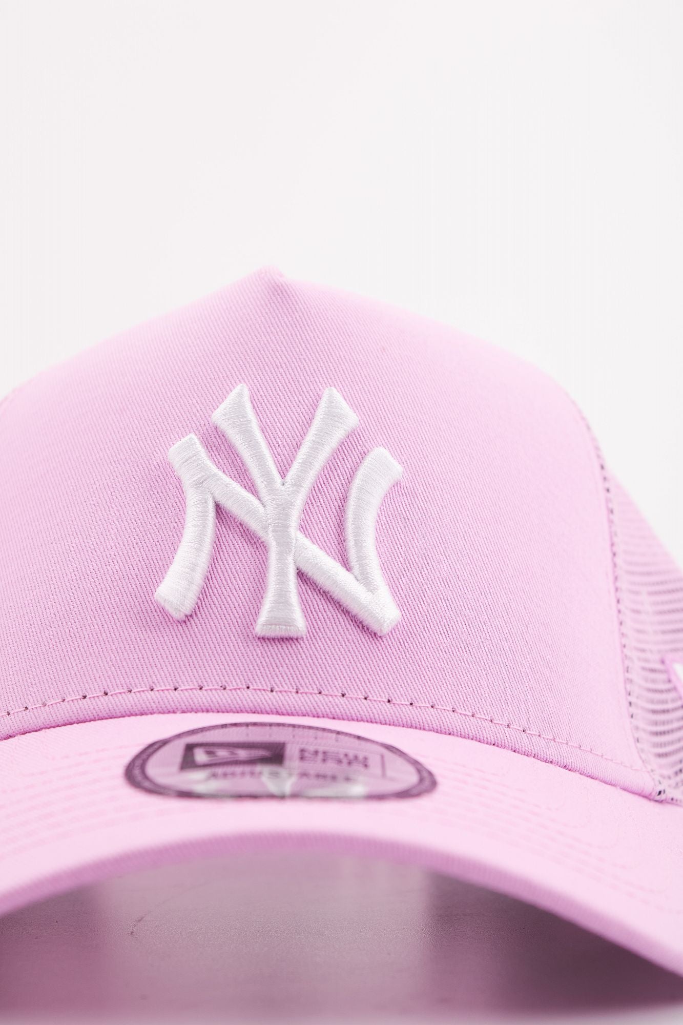 NEW ERA  LEAGUE ESS TRUCKER en color ROSA (4)