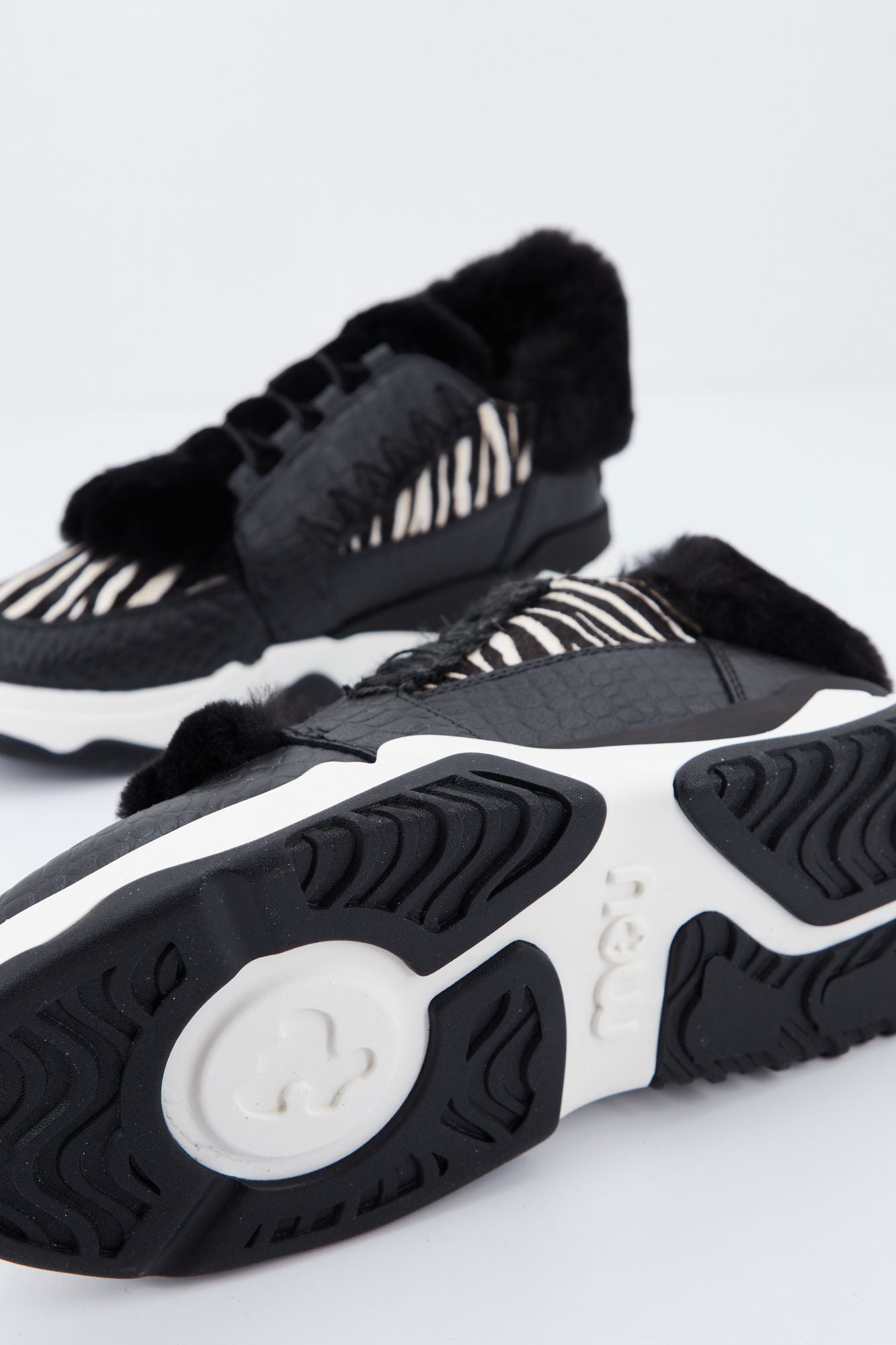 MOU ESKIMO LACE UP TRAINER  en color NEGRO (4)