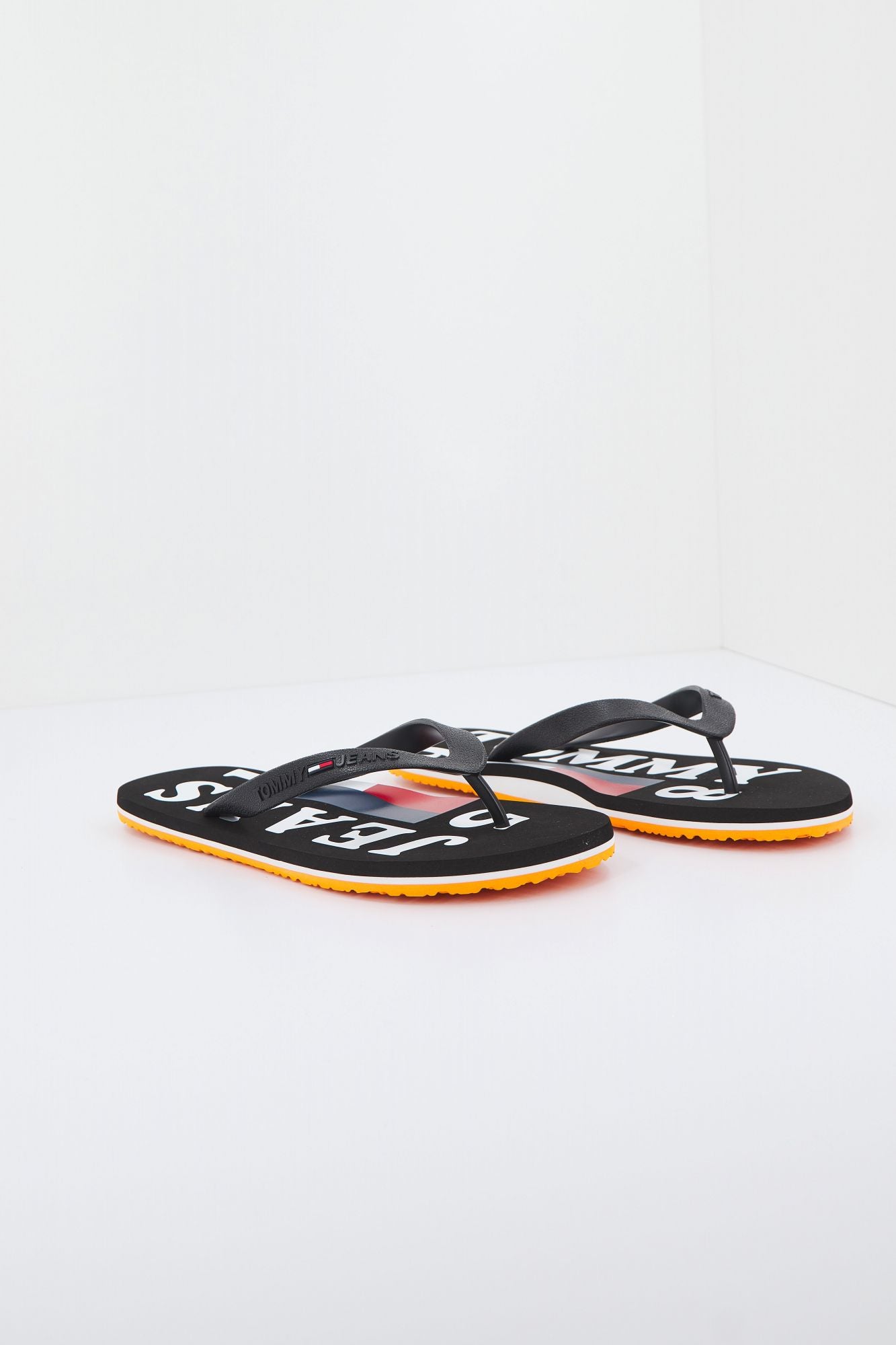 TOMMY JEANS RUBBER THONG BEACH en color NEGRO (1)