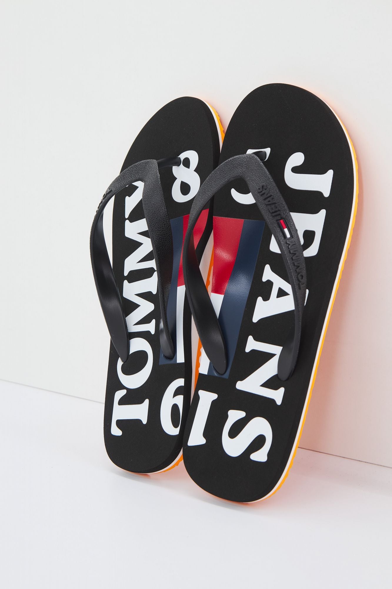 TOMMY JEANS RUBBER THONG BEACH en color NEGRO (3)