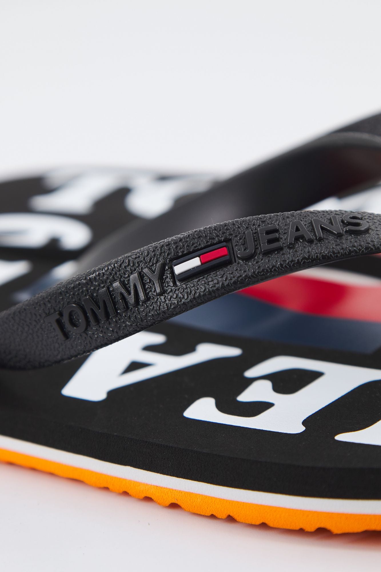 TOMMY JEANS RUBBER THONG BEACH en color NEGRO (4)