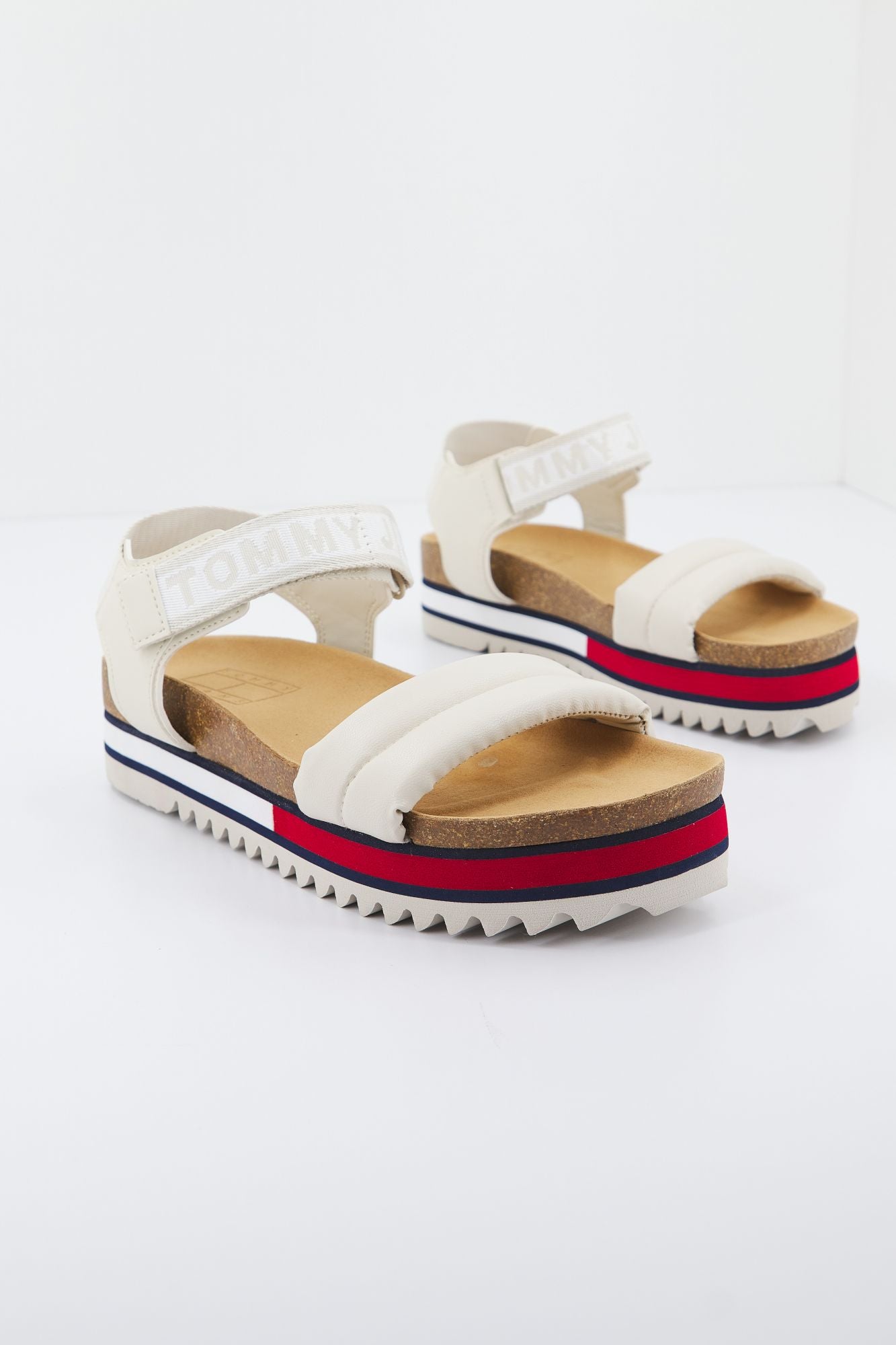 TOMMY JEANS FLAG OUTSOLE en color BEIS (2)