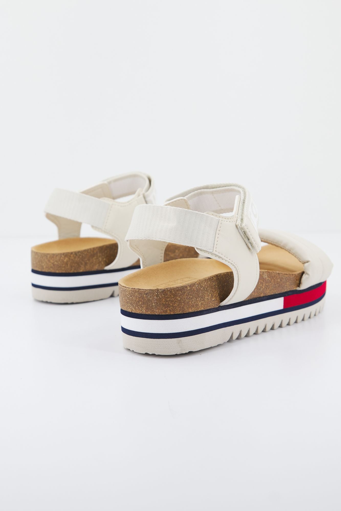TOMMY JEANS FLAG OUTSOLE en color BEIS (3)