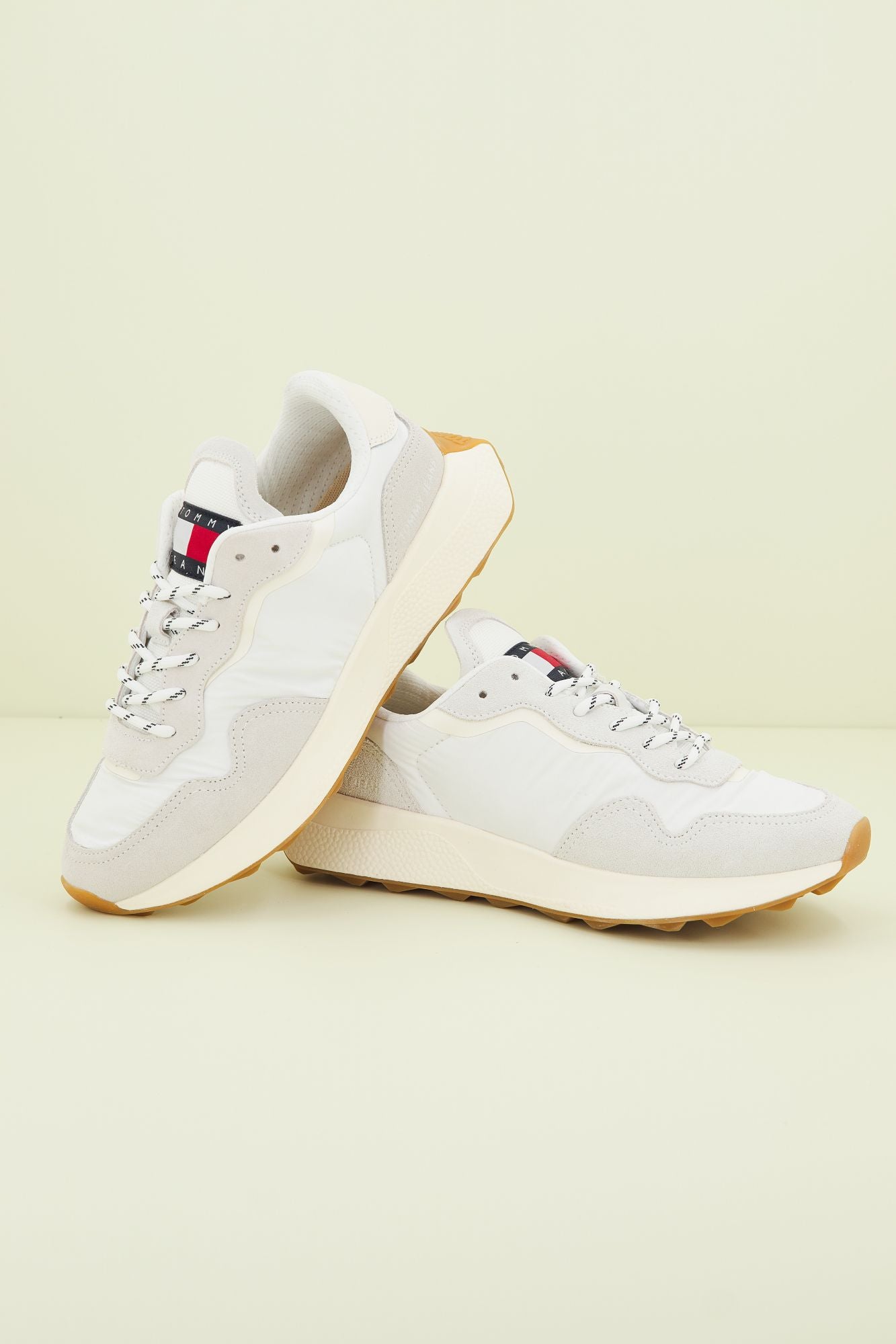 TOMMY JEANS WMNS NEW RUNNER en color BEIS (1)