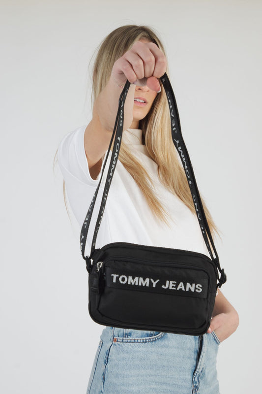 TOMMY JEANS ESSENTIAL CROSSOVER en color NEGRO (2)