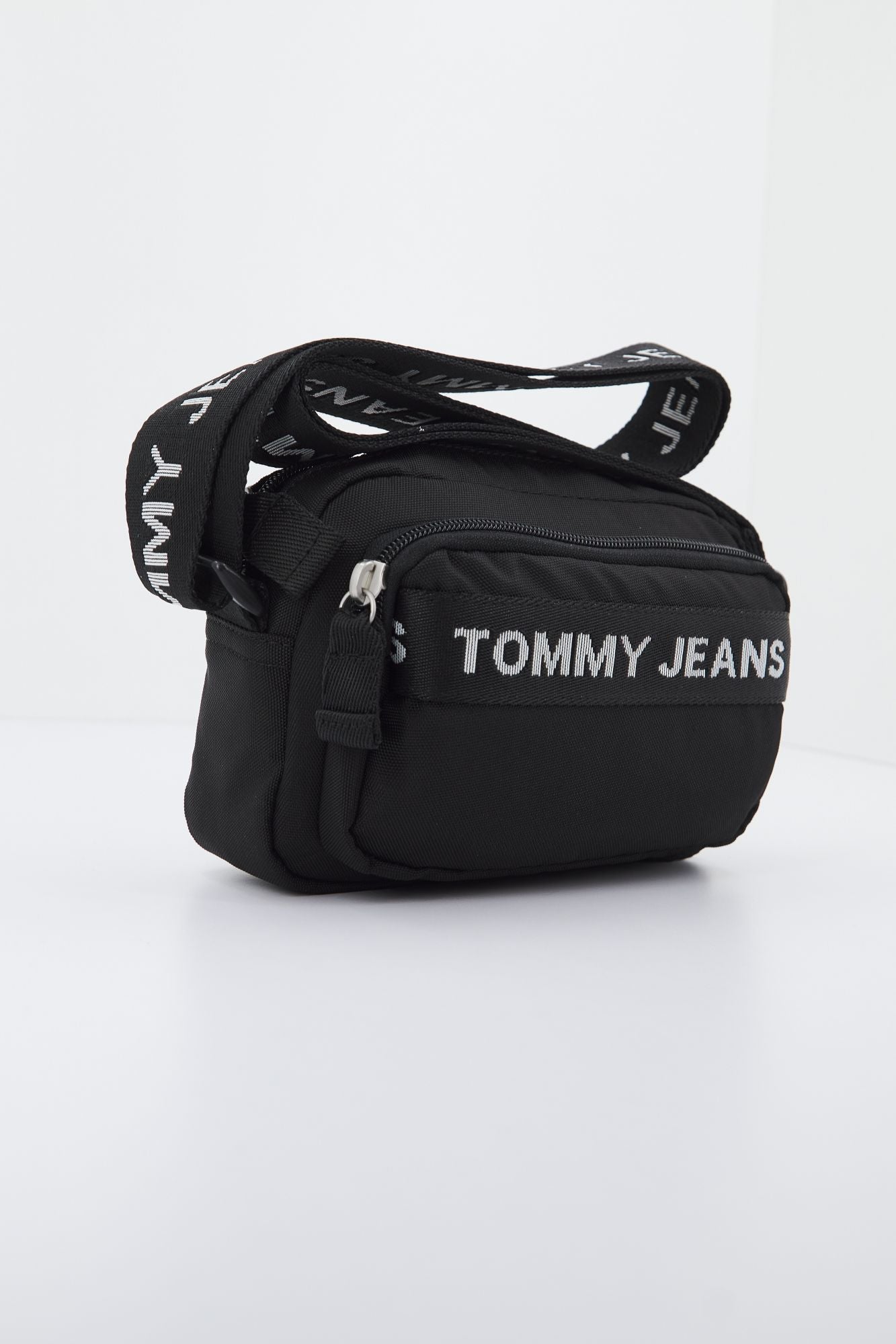 TOMMY JEANS ESSENTIAL CROSSOVER en color NEGRO (3)