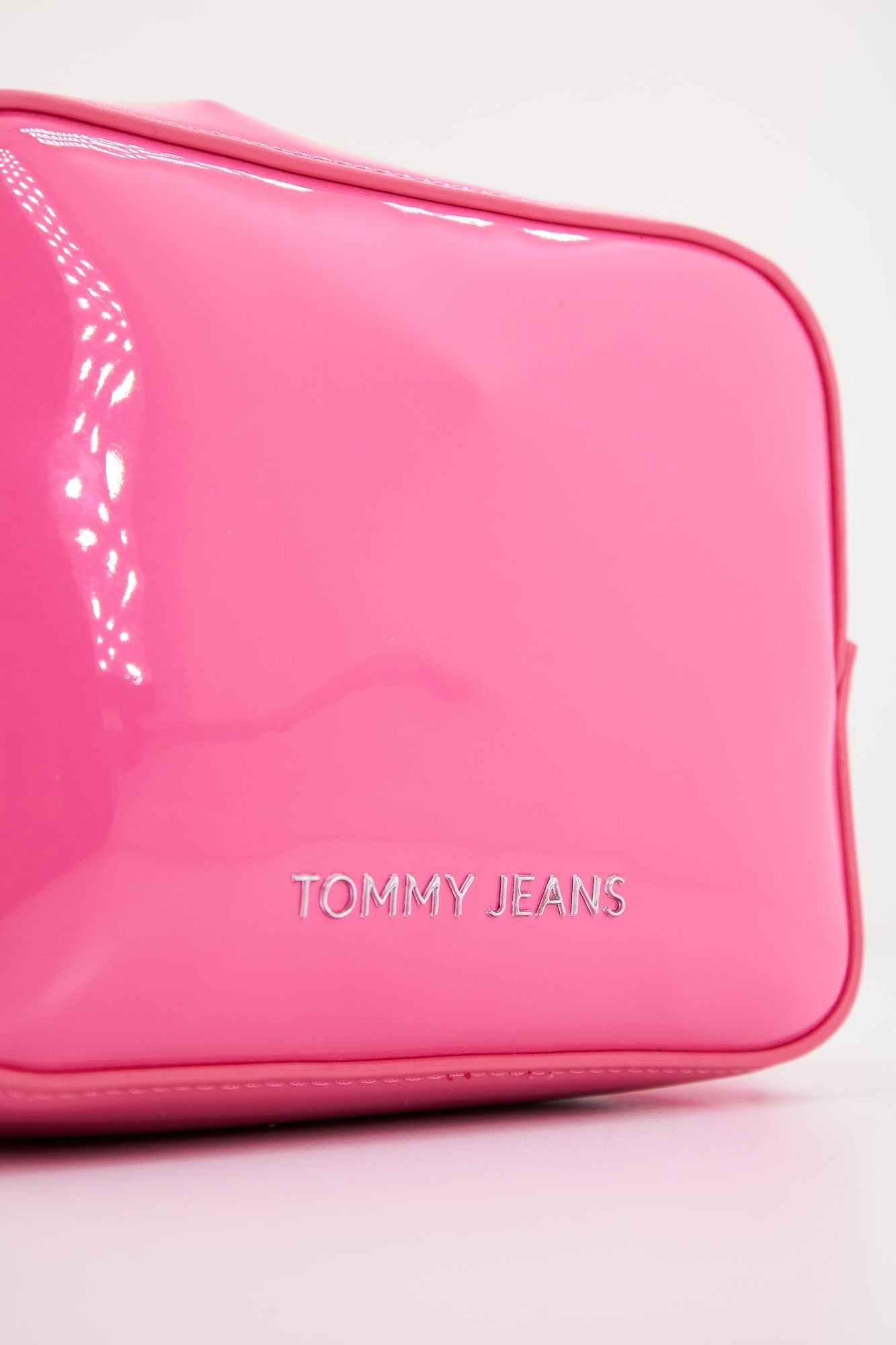 TOMMY JEANS TJW ESS MUST CAMERA BAG en color ROSA (4)