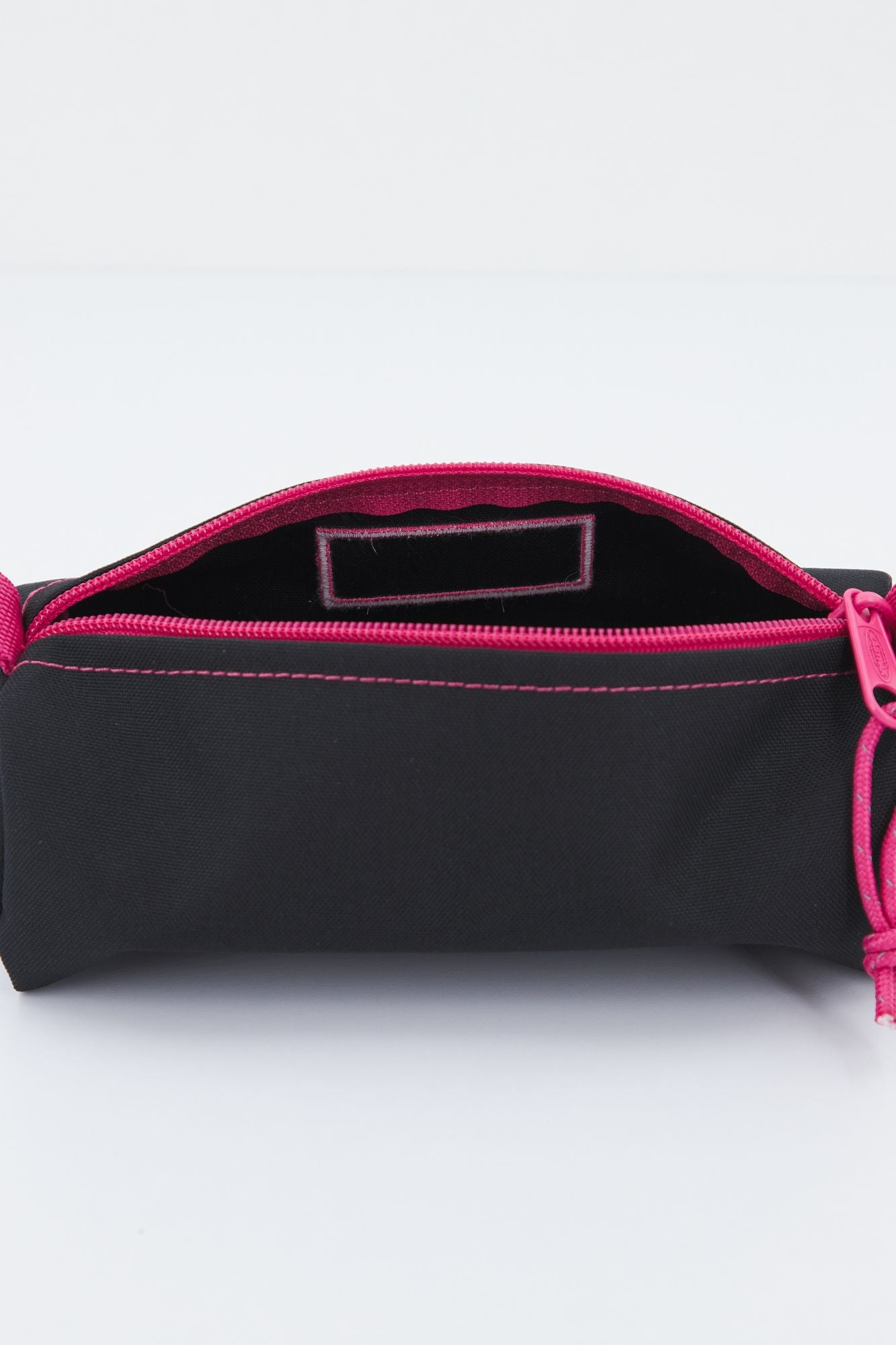 EASTPAK  BENCHMARK SINGLE en color NEGRO (2)