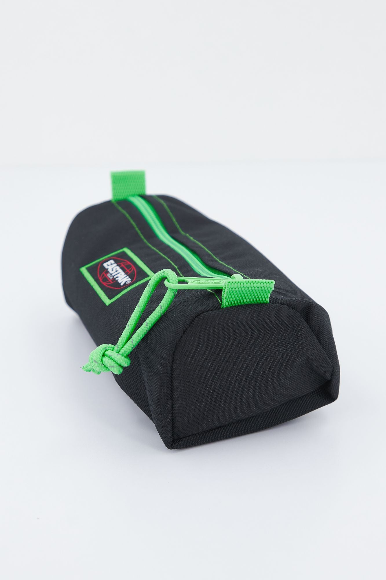 EASTPAK BENCHMARK SINGLE en color NEGRO (2)