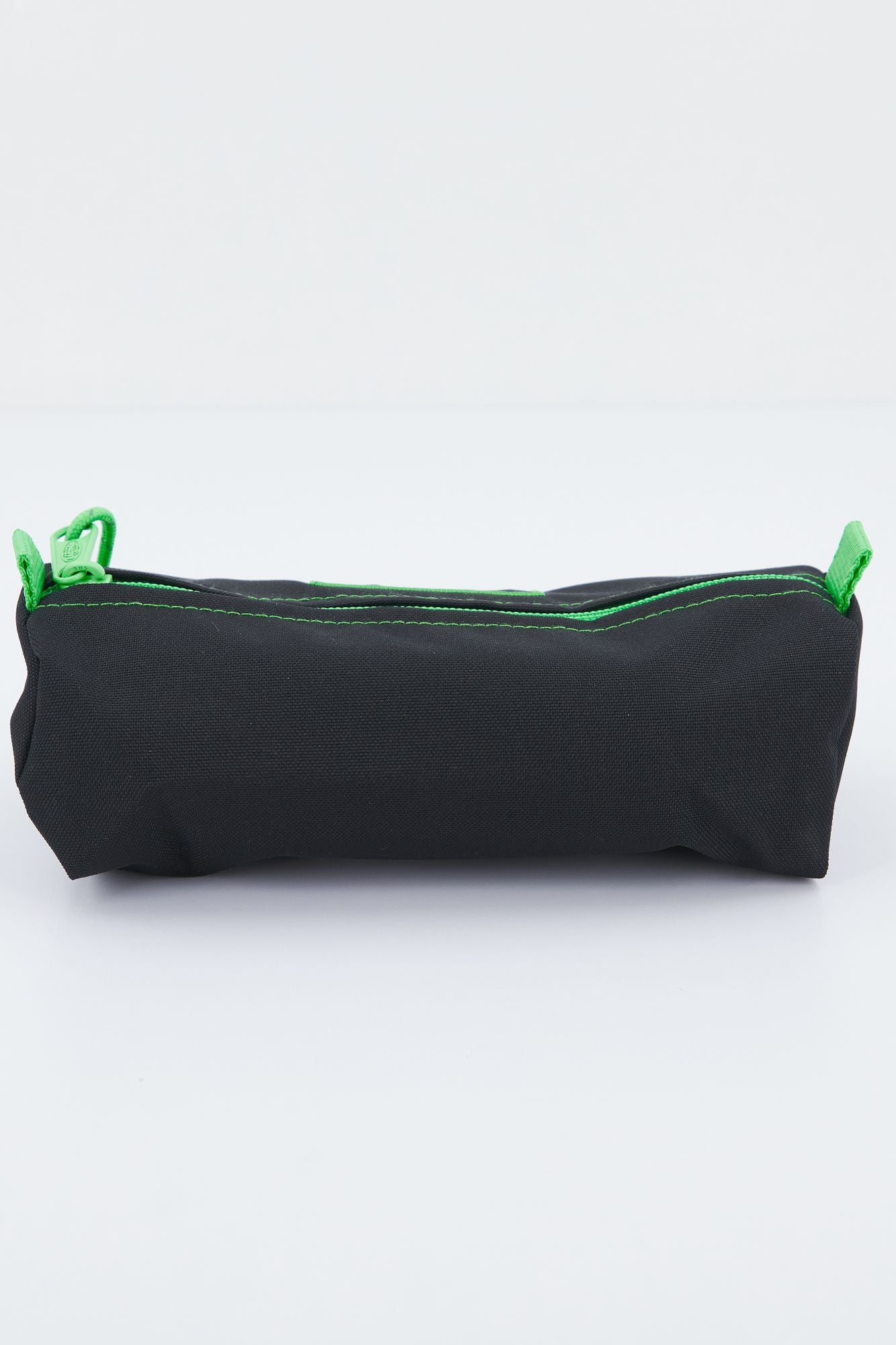 EASTPAK BENCHMARK SINGLE en color NEGRO (3)