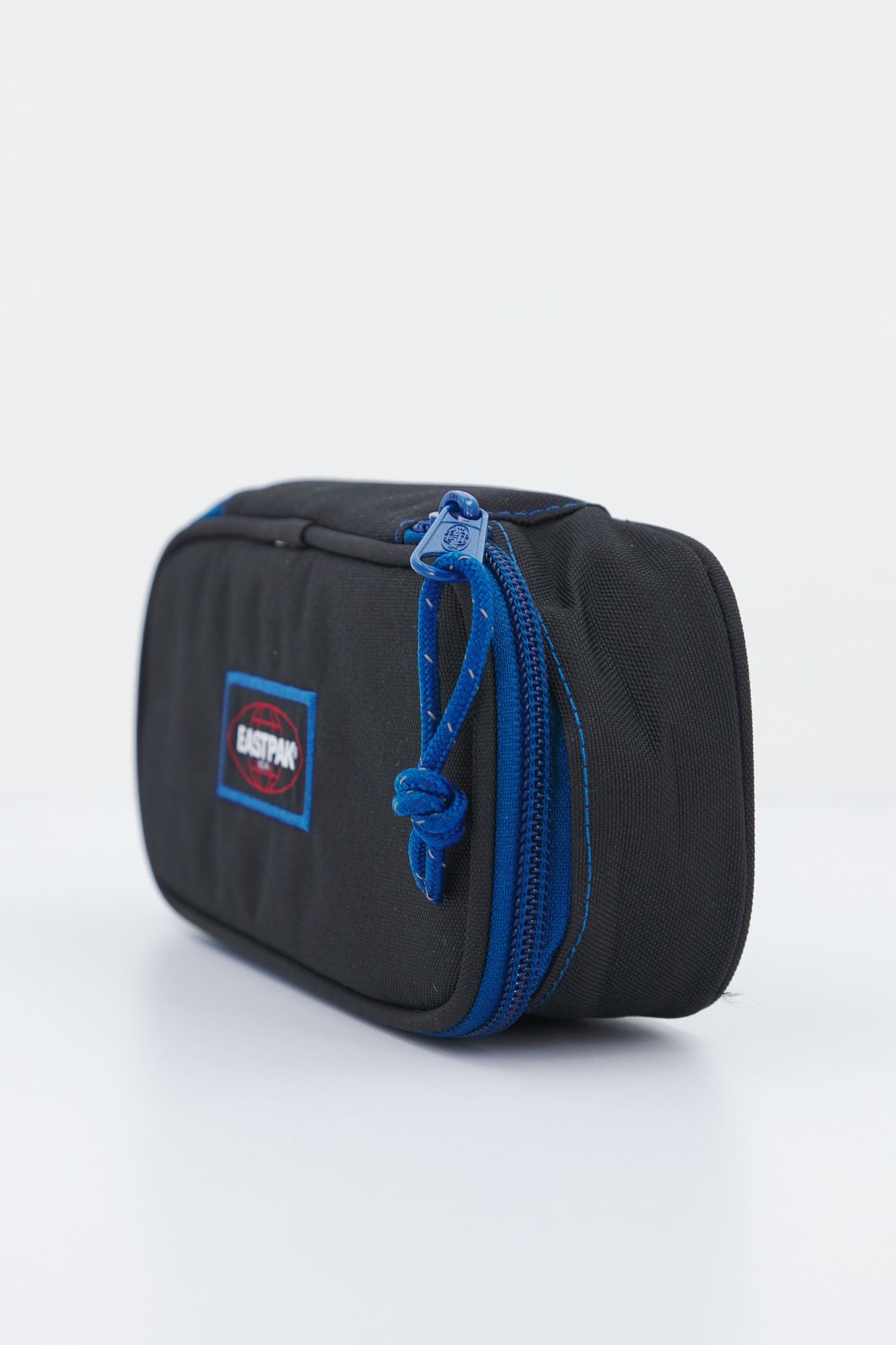 EASTPAK OVAL SINGLE en color NEGRO (2)