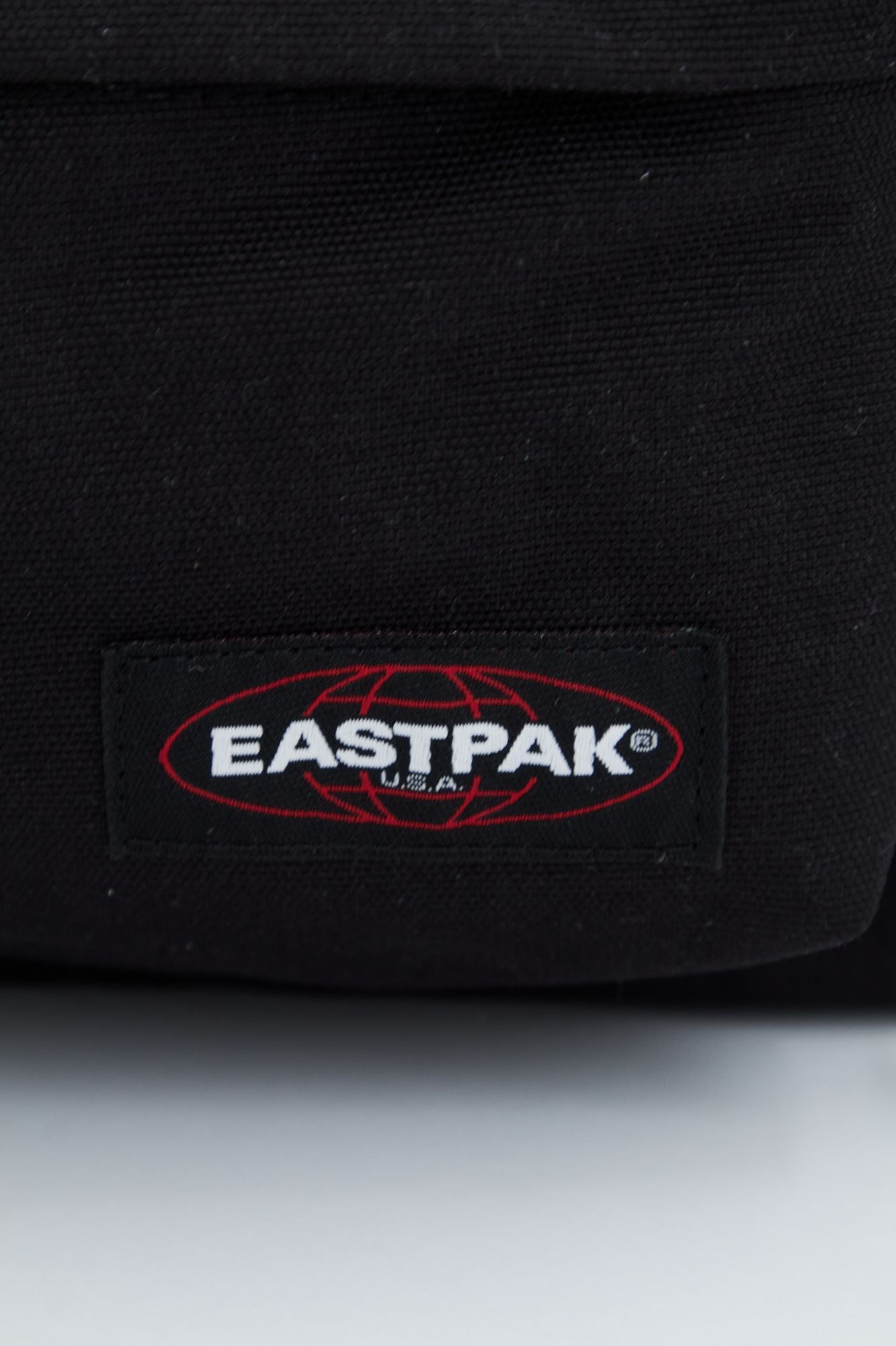 EASTPAK ORBIT en color NEGRO (4)
