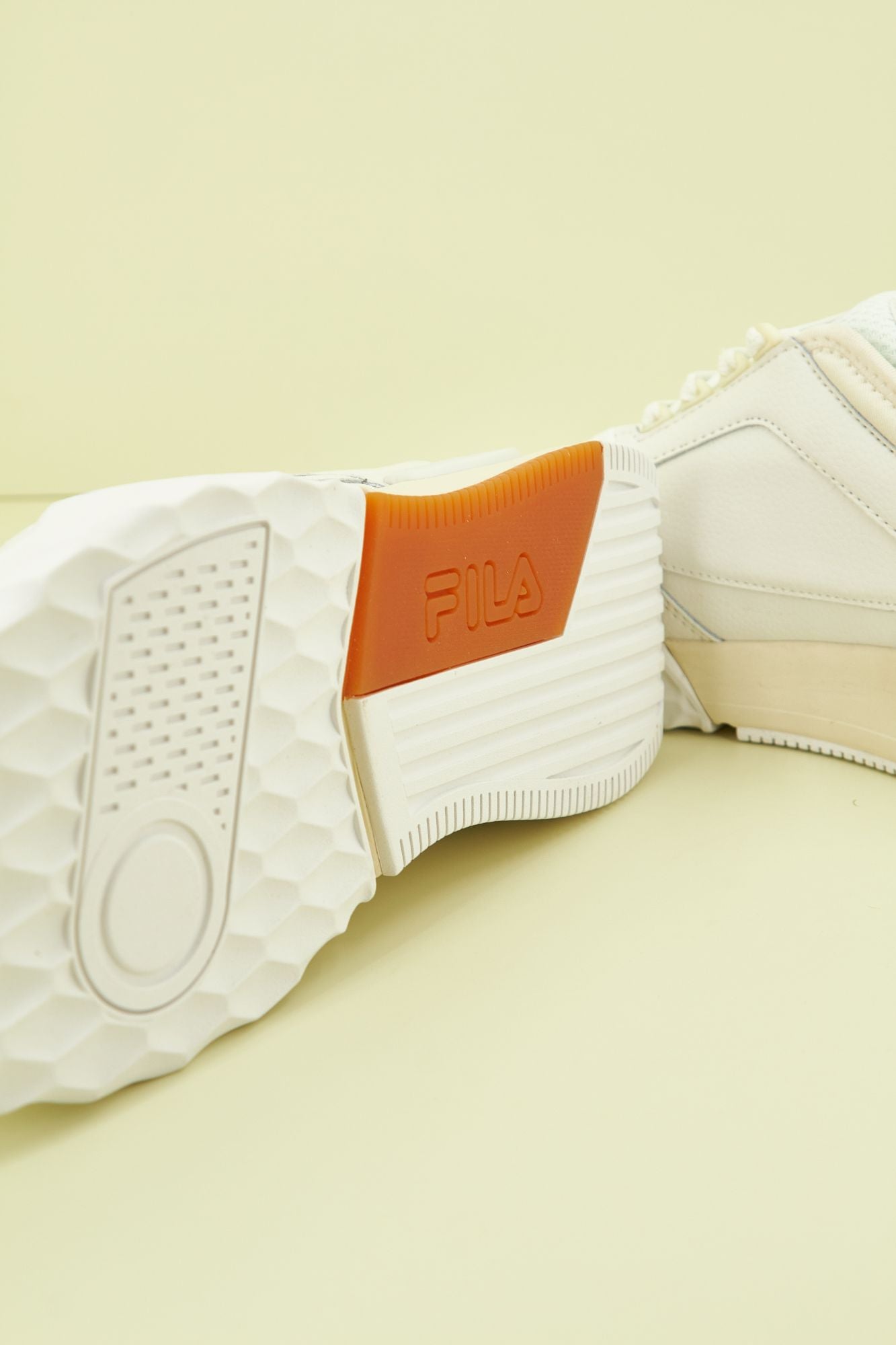 FILA MODERN T '23 en color BLANCO (3)