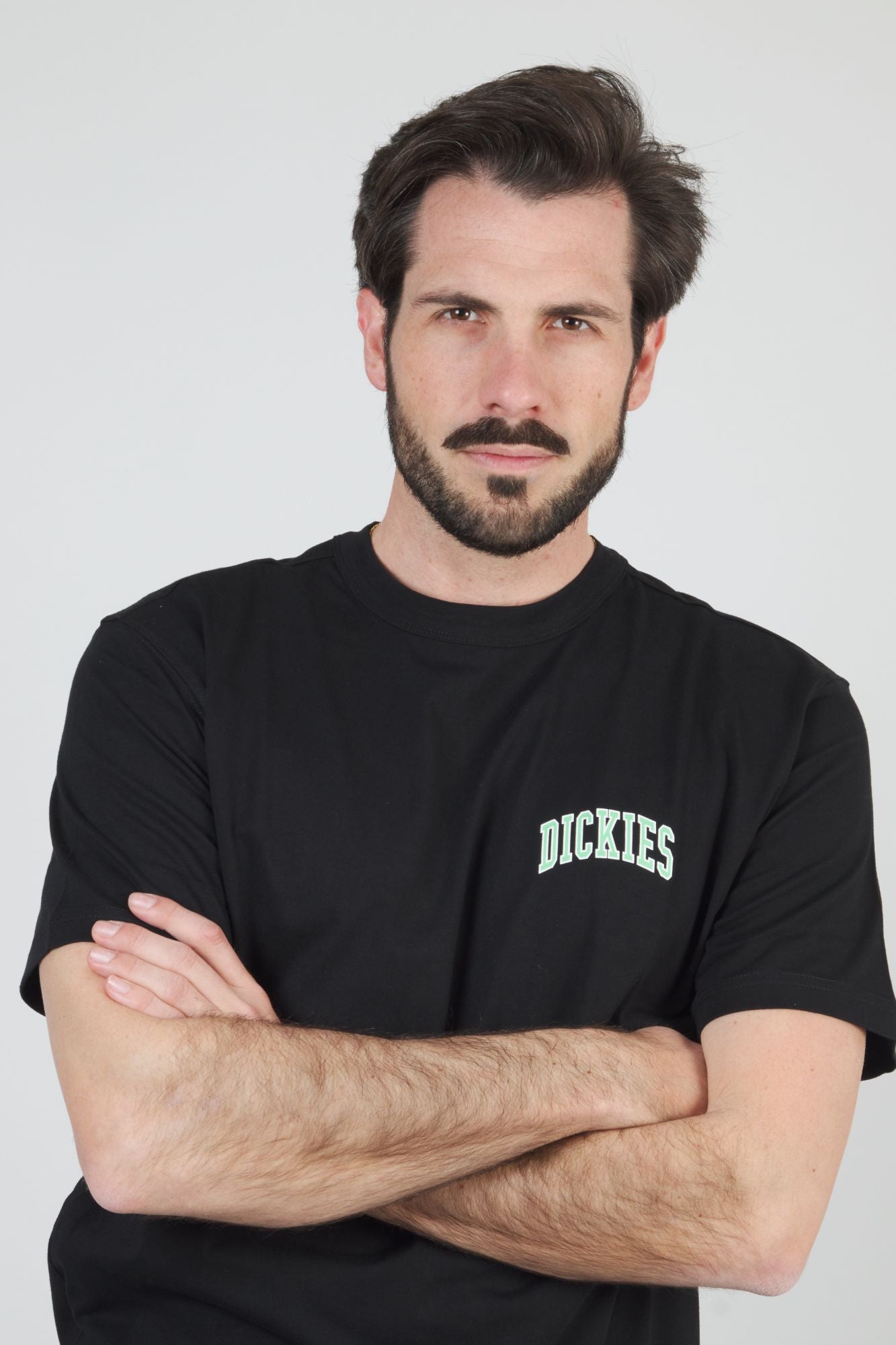 DICKIES AITKIN CHEST TEE SS en color NEGRO (4)