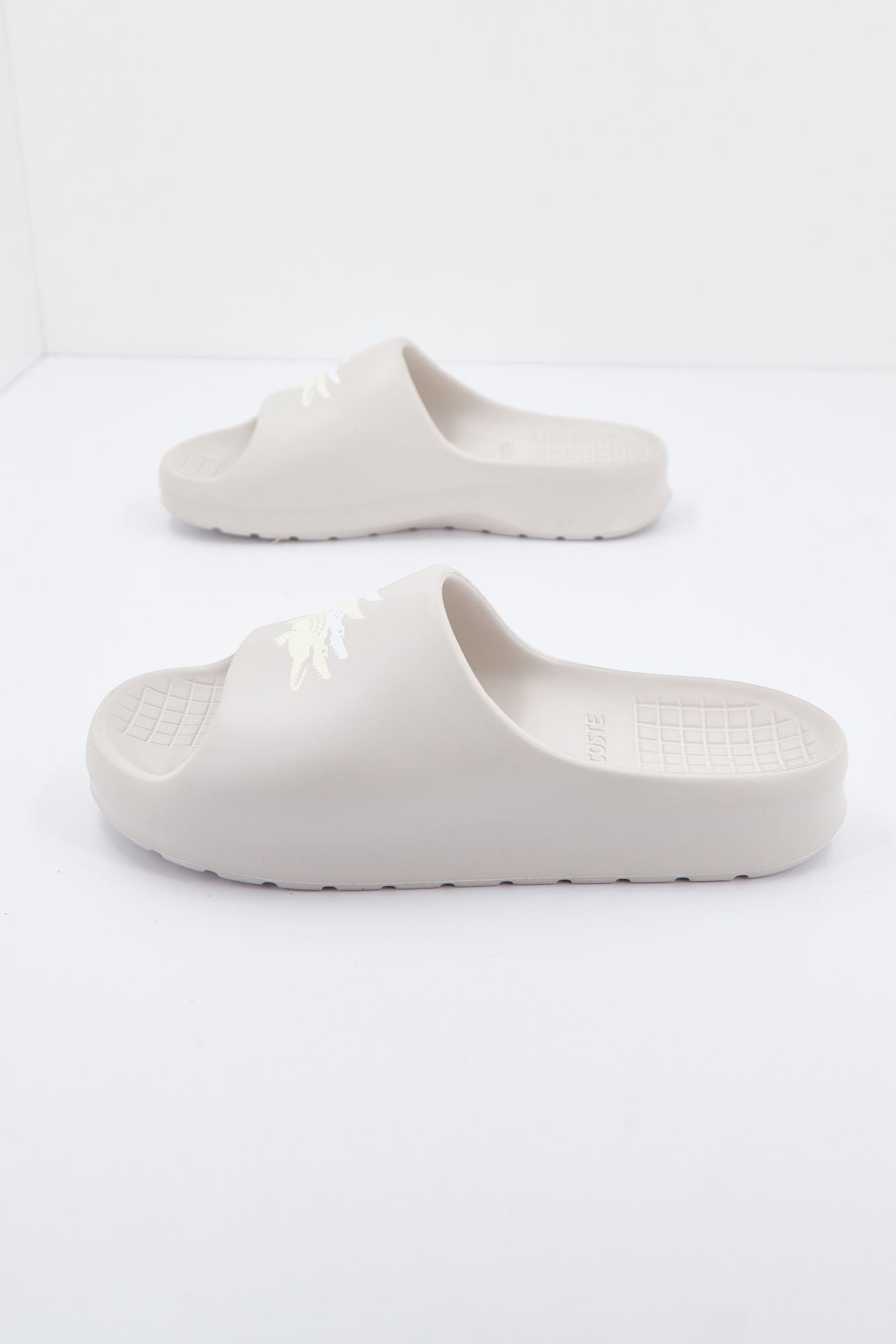 LACOSTE SERVE SLIDE 2.0 123 1 CFA en color BEIS (2)