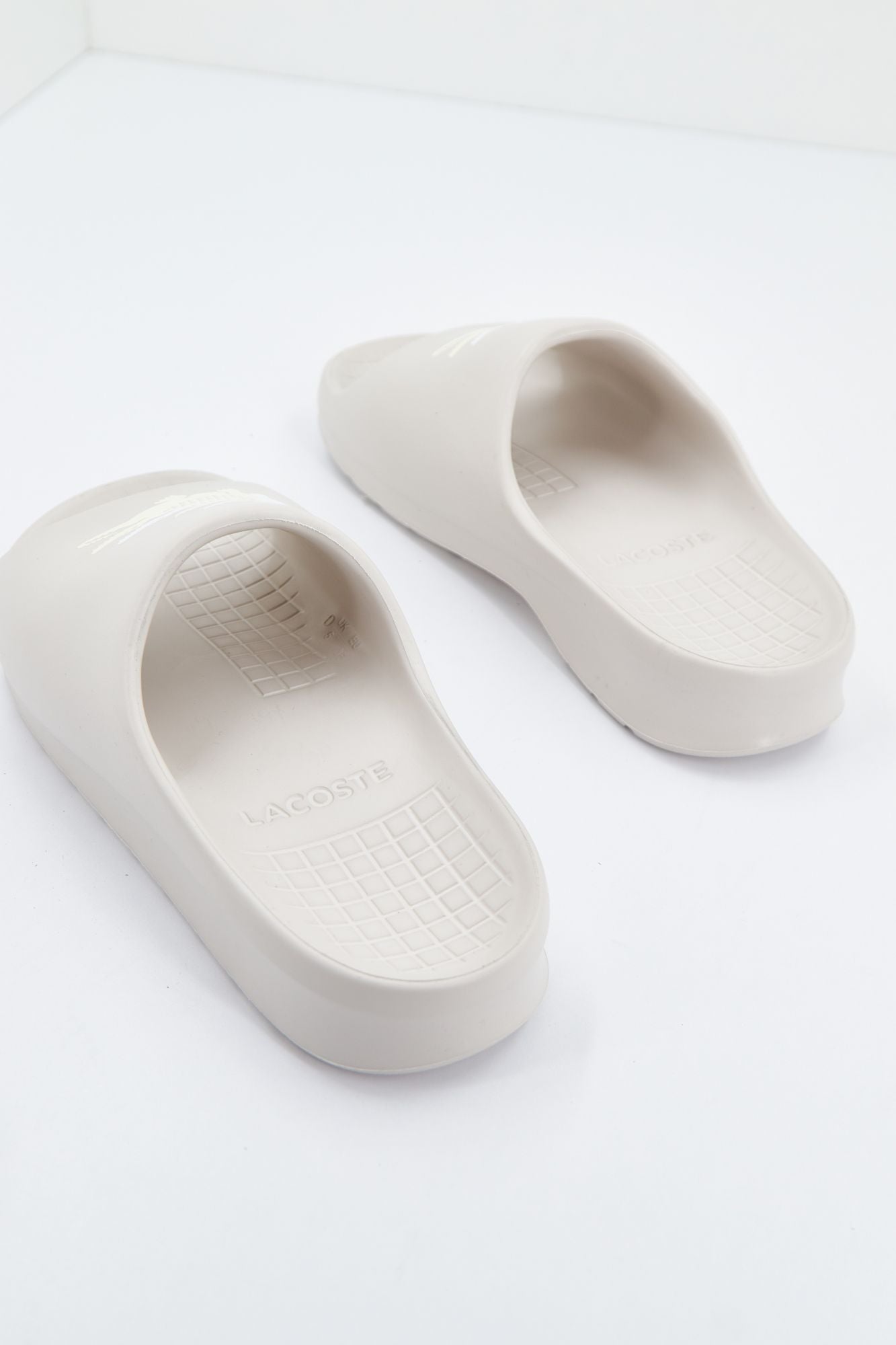 LACOSTE SERVE SLIDE 2.0 123 1 CFA en color BEIS (3)