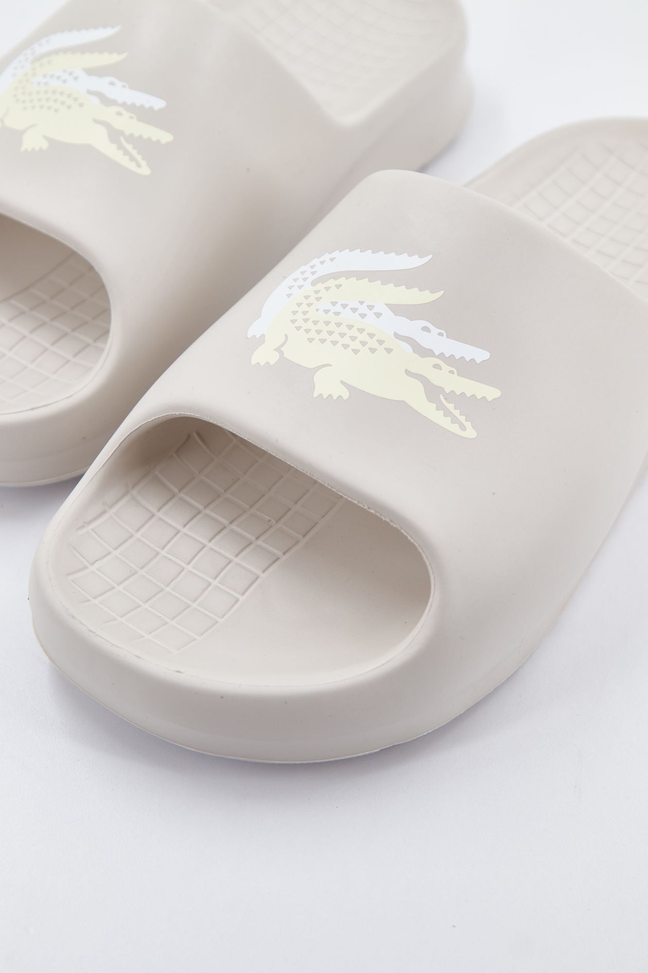LACOSTE SERVE SLIDE 2.0 123 1 CFA en color BEIS (4)