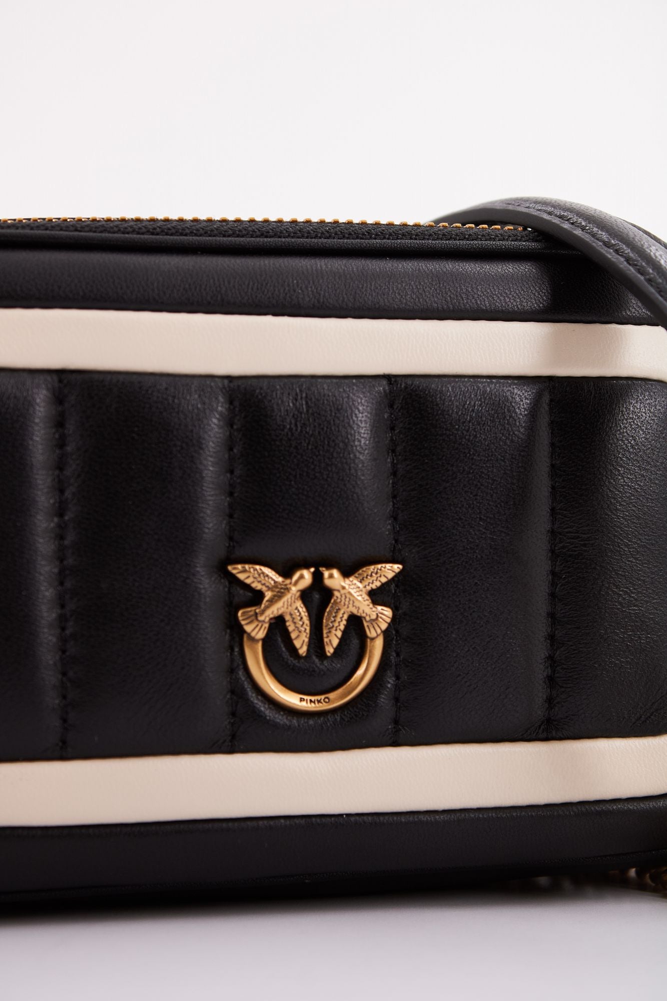 PINKO CAMERA CASE SHEEP NAPPA en color NEGRO (4)