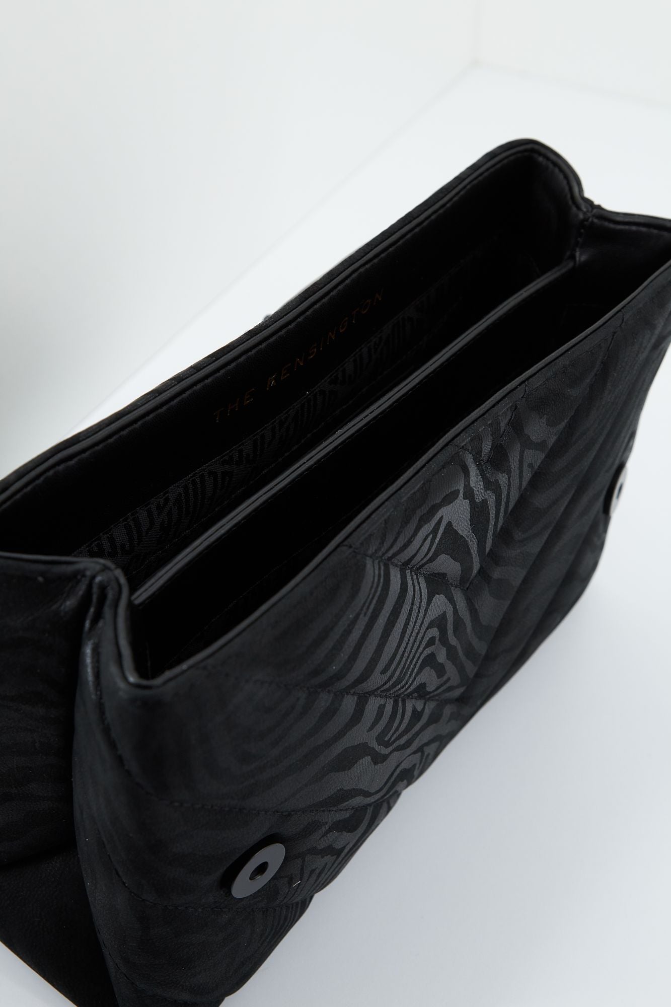 KURT GEIGER LONDON LEATHER KENSINGTON BAG en color NEGRO (4)