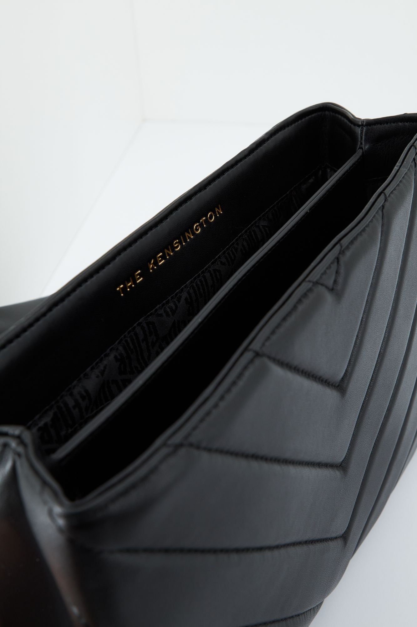 KURT GEIGER LONDON  LARGE KENSINGTON KURT en color NEGRO (3)