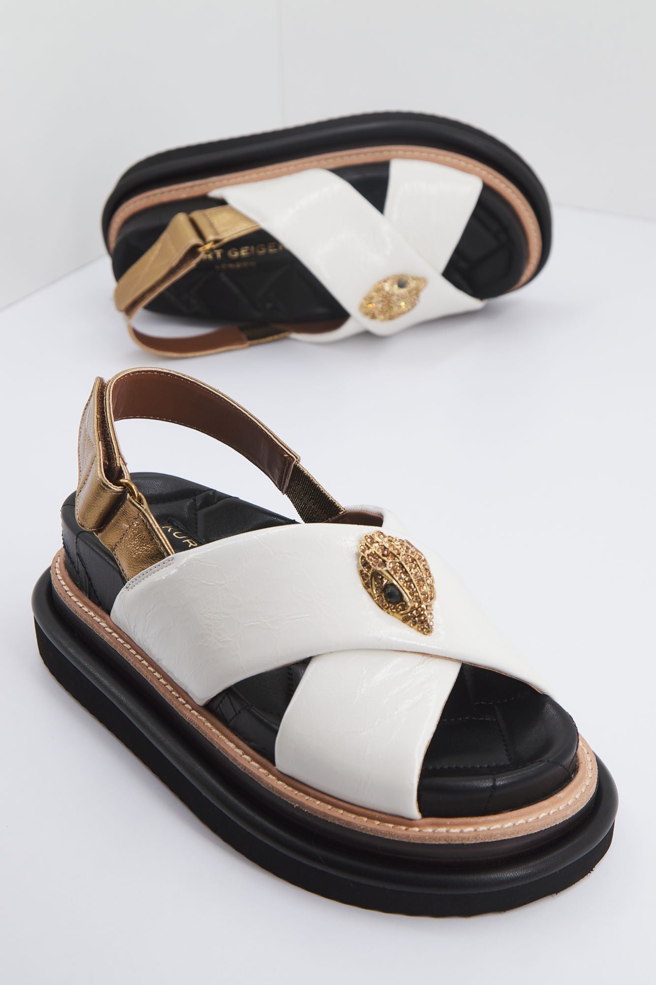 KURT GEIGER LONDON ORSON CROSS STRAP SANDA en color BLANCO (1)