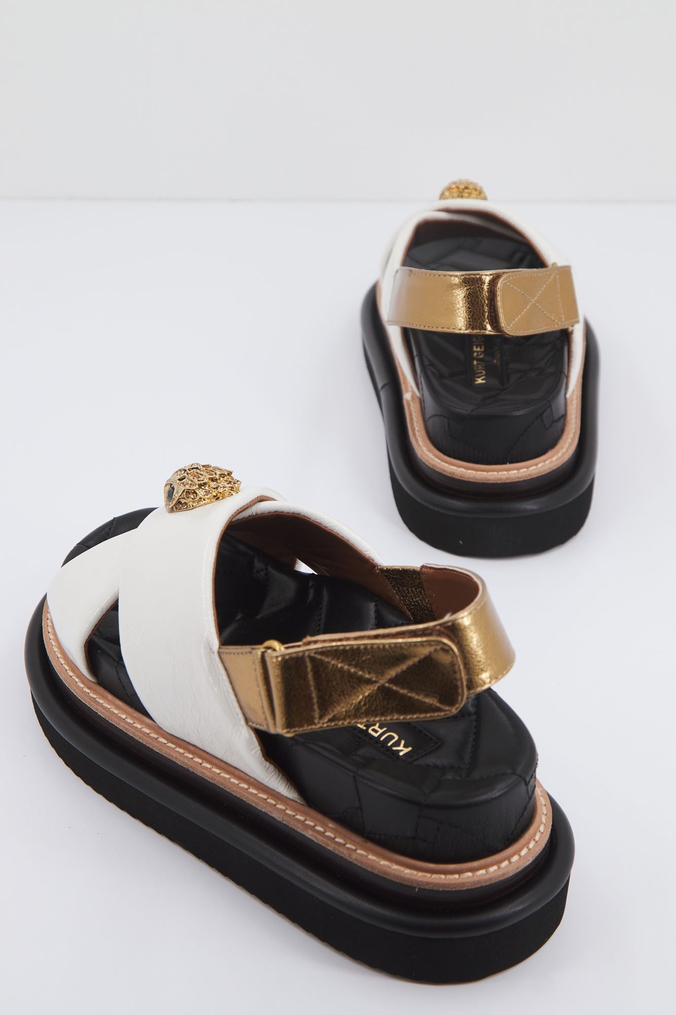 KURT GEIGER LONDON ORSON CROSS STRAP SANDA en color BLANCO (3)