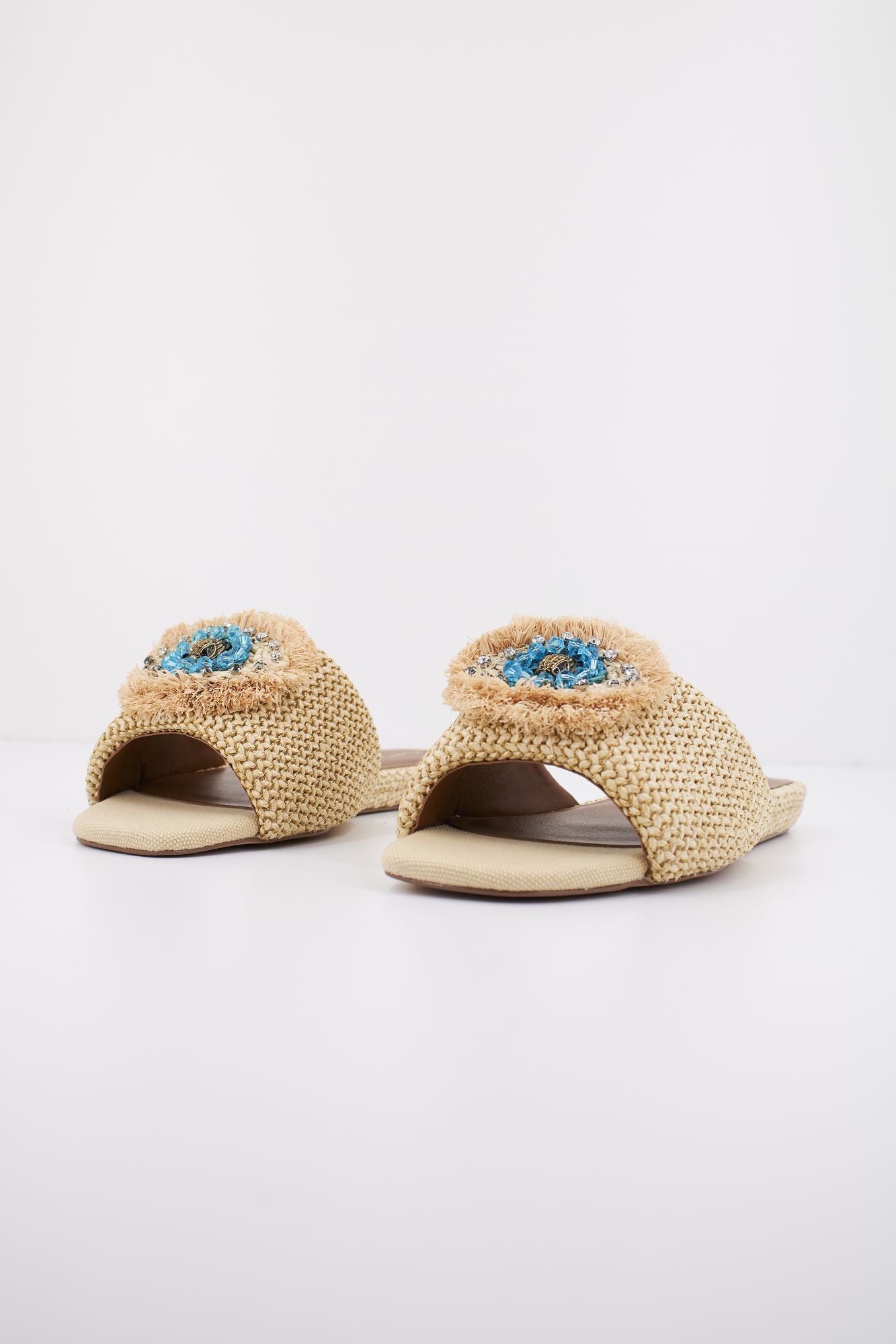 KURT GEIGER LONDON EYE FLAT SANDAL en color BEIS (2)