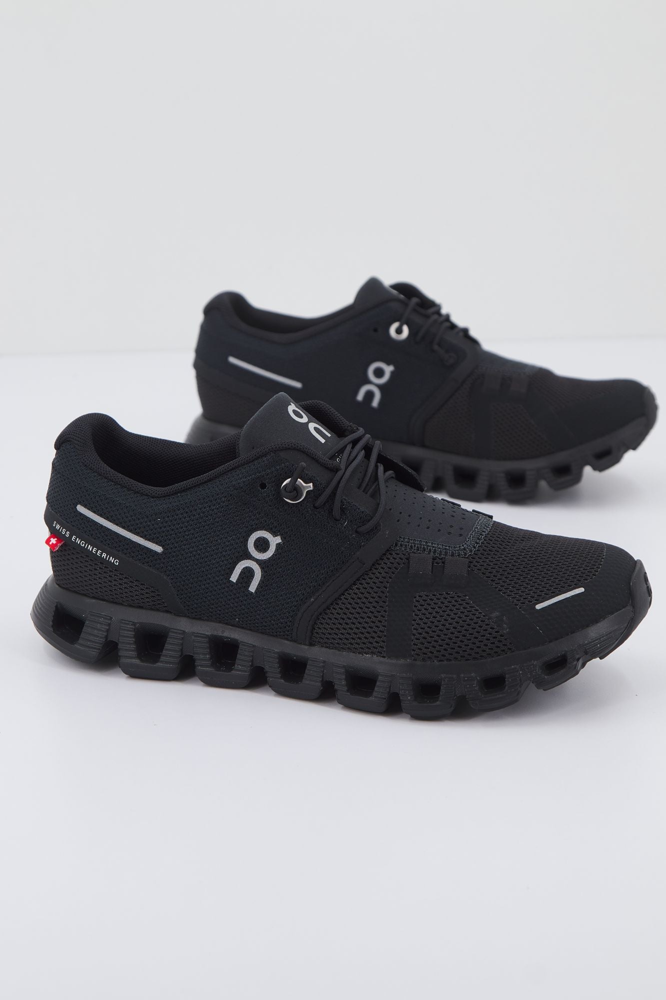ON RUNNING  CLOUD 5 en color NEGRO (2)