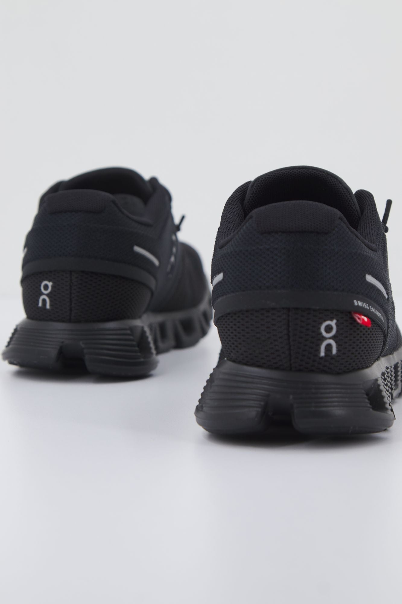 ON RUNNING  CLOUD 5 en color NEGRO (3)