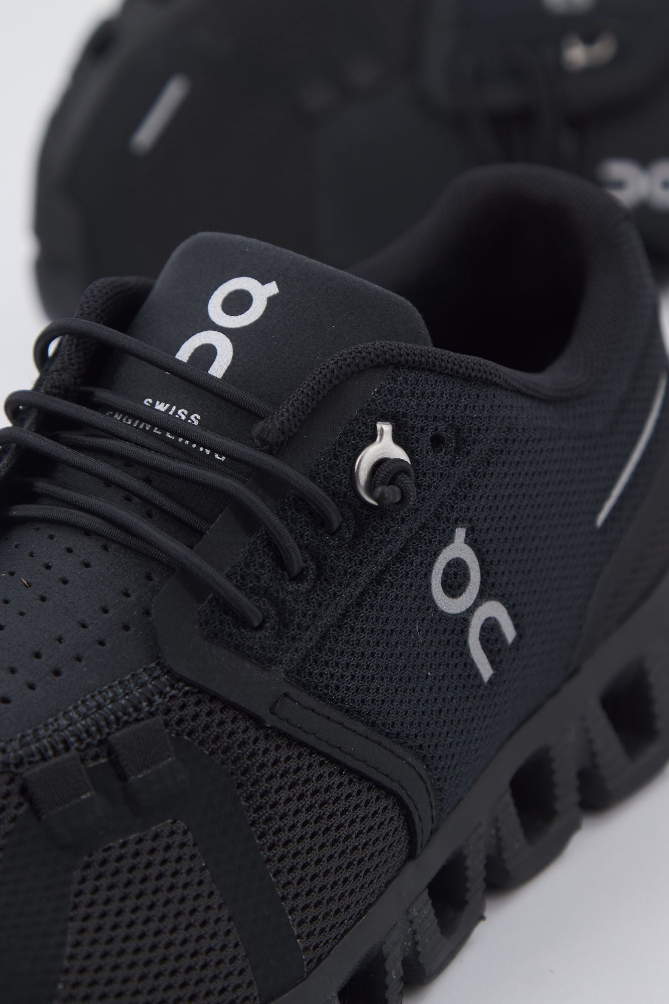 ON RUNNING  CLOUD 5 en color NEGRO (4)