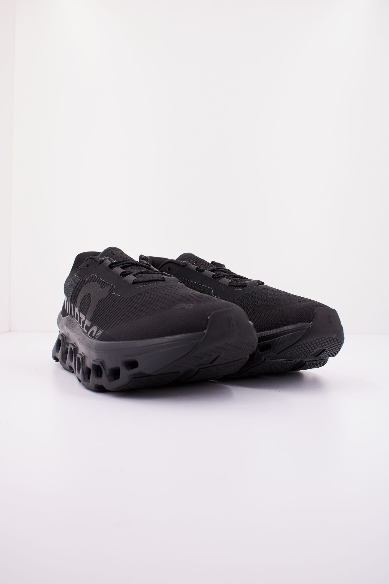 ON RUNNING CLOUDMONSTER en color NEGRO (2)