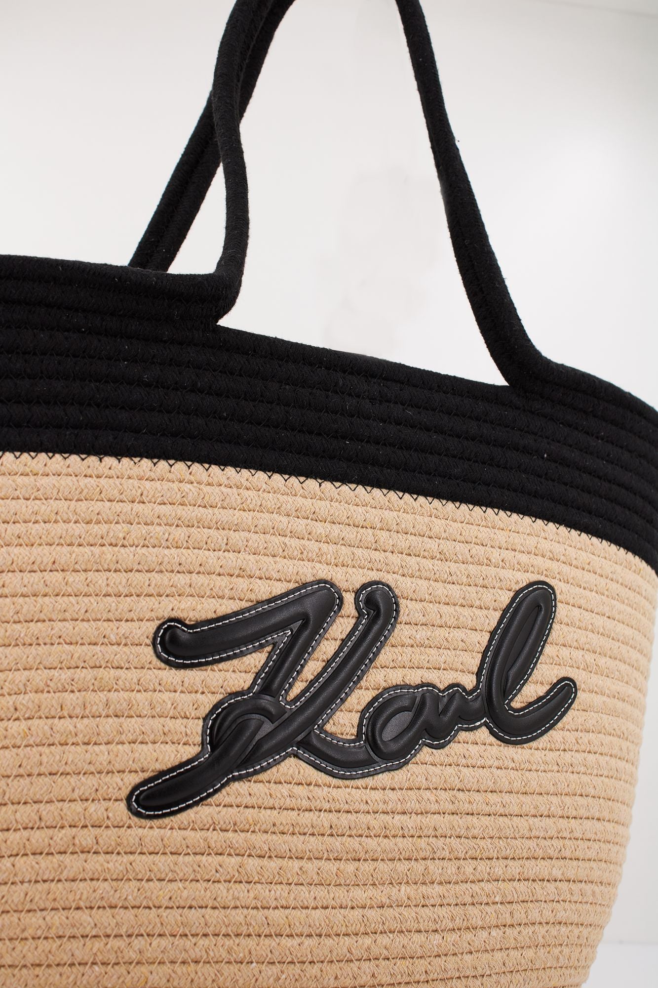 KARL LAGERFELD K/SIGNATURE BEACH BASKET en color NEGRO (4)