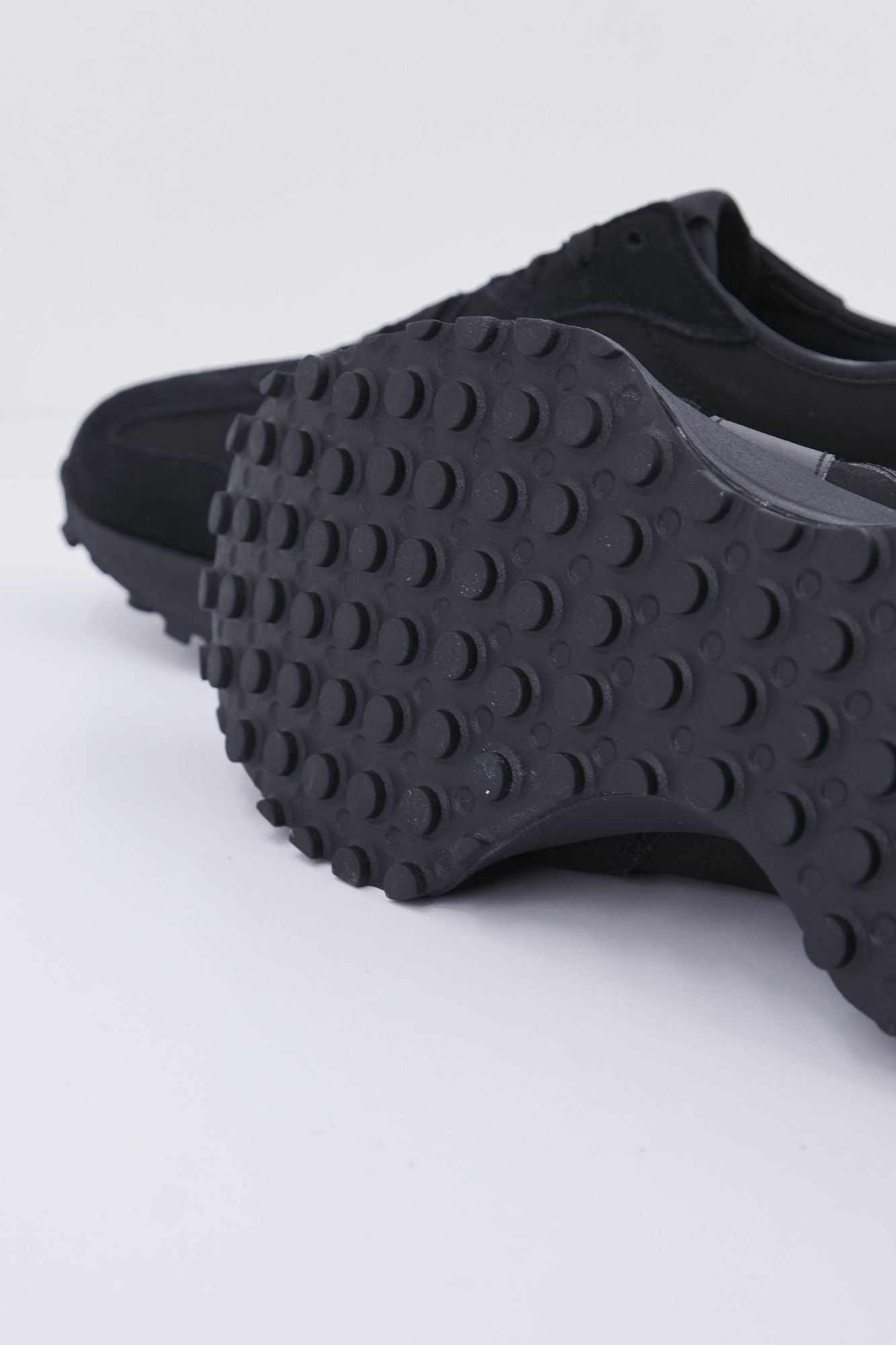 NEW BALANCE MS327 LX1 en color NEGRO (4)