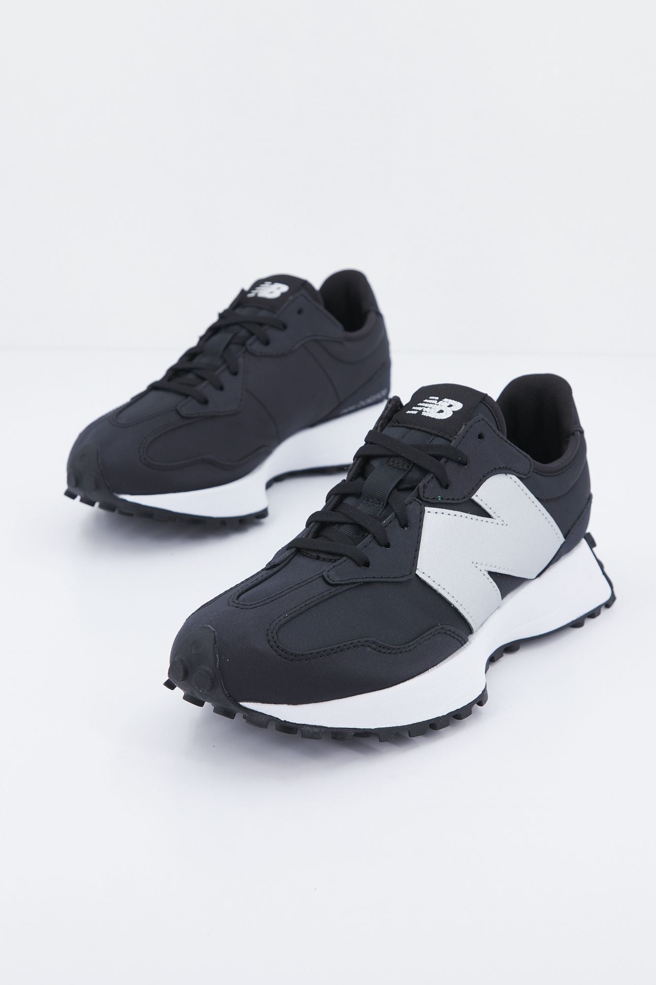 NEW BALANCE WS327 MA1 en color NEGRO (2)